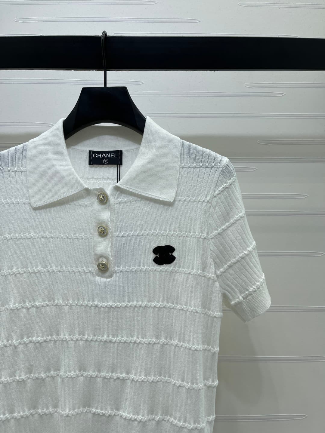 C18504 📣 New high-end collection Chane* 2026 – the latest spring series! Knit V-neck short sleeves! Made from custom silk and wool yarn for a premium and comfortable feel. V-neck and short-sleeve design with fine knitting texture. Single-side logo pattern — image 3