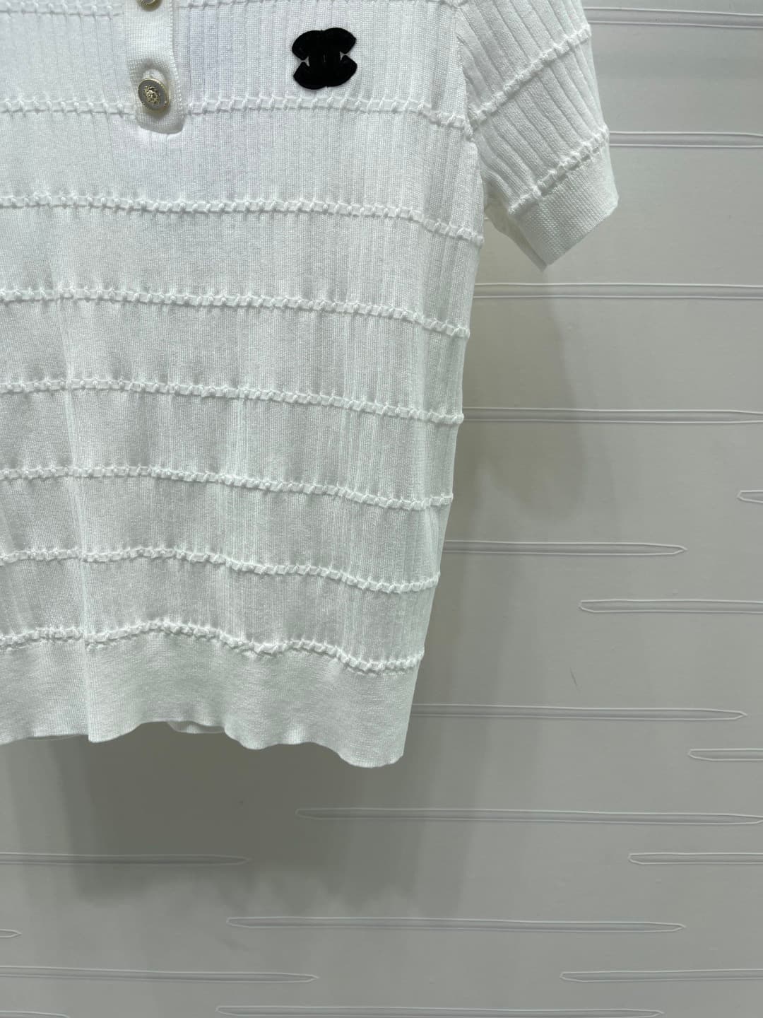 C18504 📣 New high-end collection Chane* 2026 – the latest spring series! Knit V-neck short sleeves! Made from custom silk and wool yarn for a premium and comfortable feel. V-neck and short-sleeve design with fine knitting texture. Single-side logo pattern — image 6
