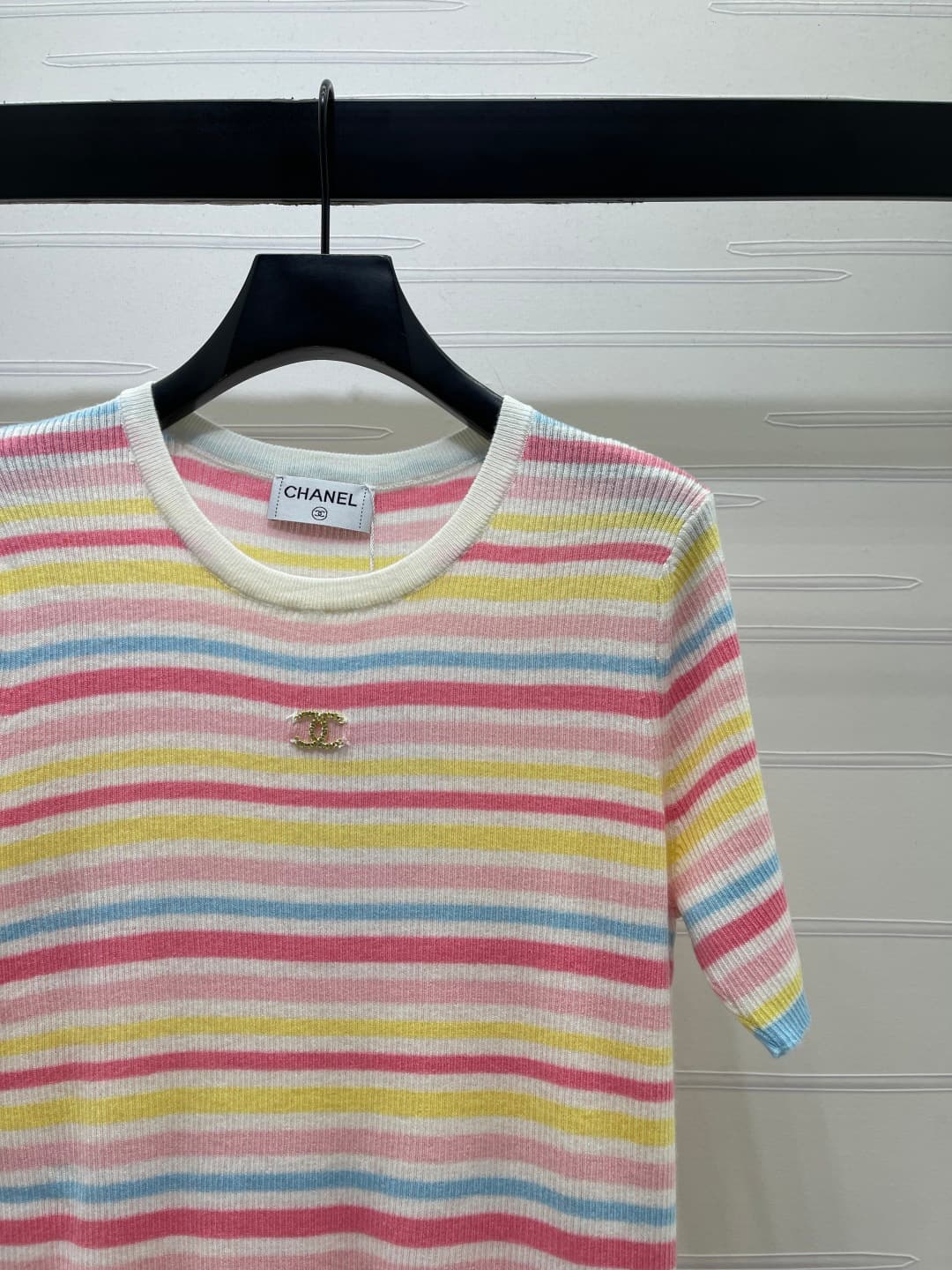 C18611 📣 New high-end quality products from CHANE* 2026 – the latest collection for spring/summer! Striped round-neck knitted short sleeves! Made from imported silk and fur knit material; soft and comfortable. Round-neck knitted design with colored stripe — image 2