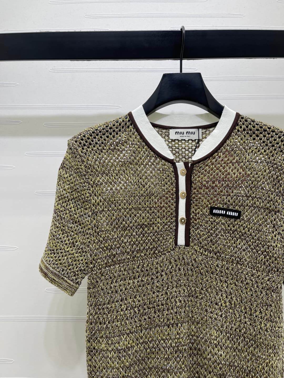 C18511 📣 New high-end collection MiuMi*2026 – the latest spring/summer series! Hollowed round-necked knitted short sleeves! Made from imported yarn, offering a premium texture and comfortable shine. The knitted round-neck top features alternating color st — image 3