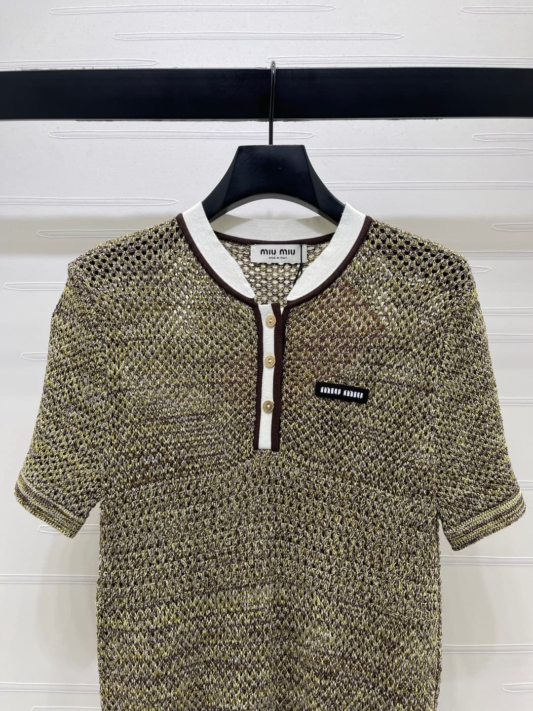 C18511 📣 New high-end collection MiuMi*2026 – the latest spring/summer series! Hollowed round-necked knitted short sleeves! Made from imported yarn, offering a premium texture and comfortable shine. The knitted round-neck top features alternating color st — image 4
