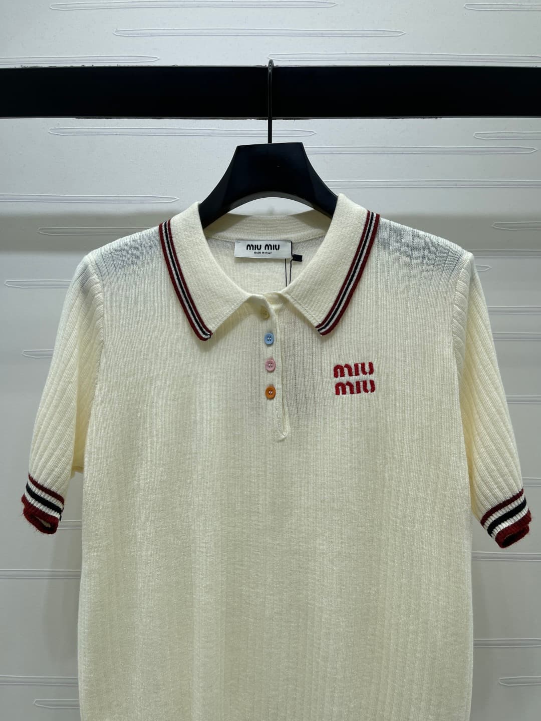 C18619 📣 New high-end collection MiuMi*2026 spring/summer latest series!𝑝𝑜𝑙𝑜 knitted short sleeves! Crafted with imported yarn, comfortable with elasticity and excellent texture. Off-the-shoulder short-sleeve top design offers a casual and relaxed style.  — image 4