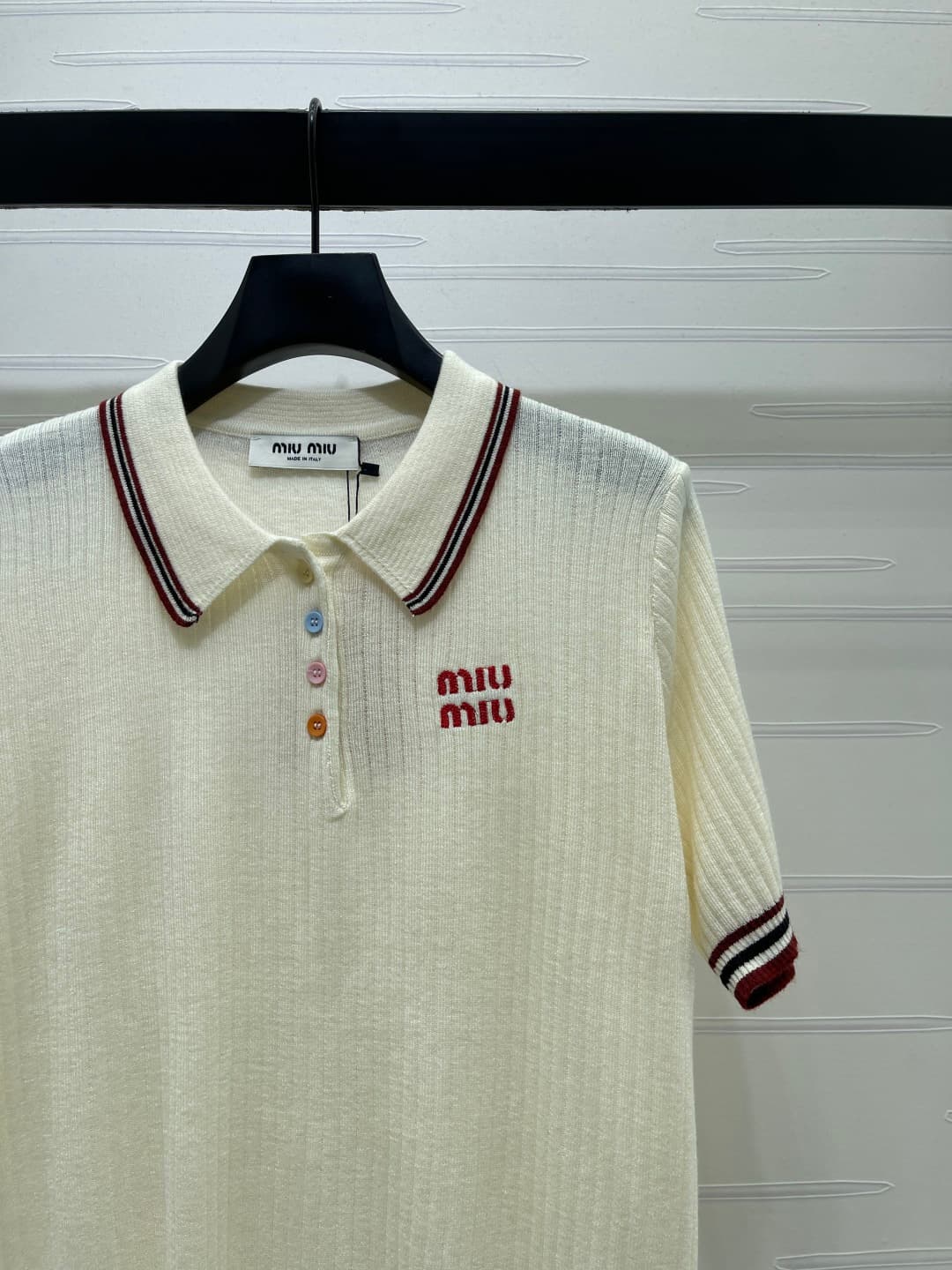 C18619 📣 New high-end collection MiuMi*2026 spring/summer latest series!𝑝𝑜𝑙𝑜 knitted short sleeves! Crafted with imported yarn, comfortable with elasticity and excellent texture. Off-the-shoulder short-sleeve top design offers a casual and relaxed style.  — image 2