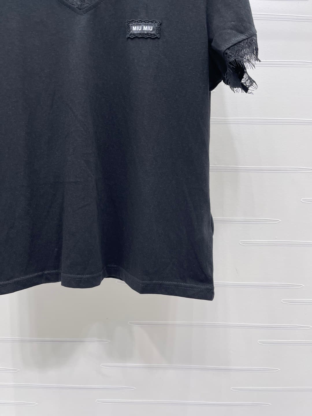 C18630 📣 New high-end collection MiuMi*2026 spring/summer latest series! Lace V-neck short-sleeved T-shirt! Customed pure cotton material, smooth and skin-friendly, with excellent texture. The V-neck short-sleeved T-shirt features lace trim on the collar  — image 6