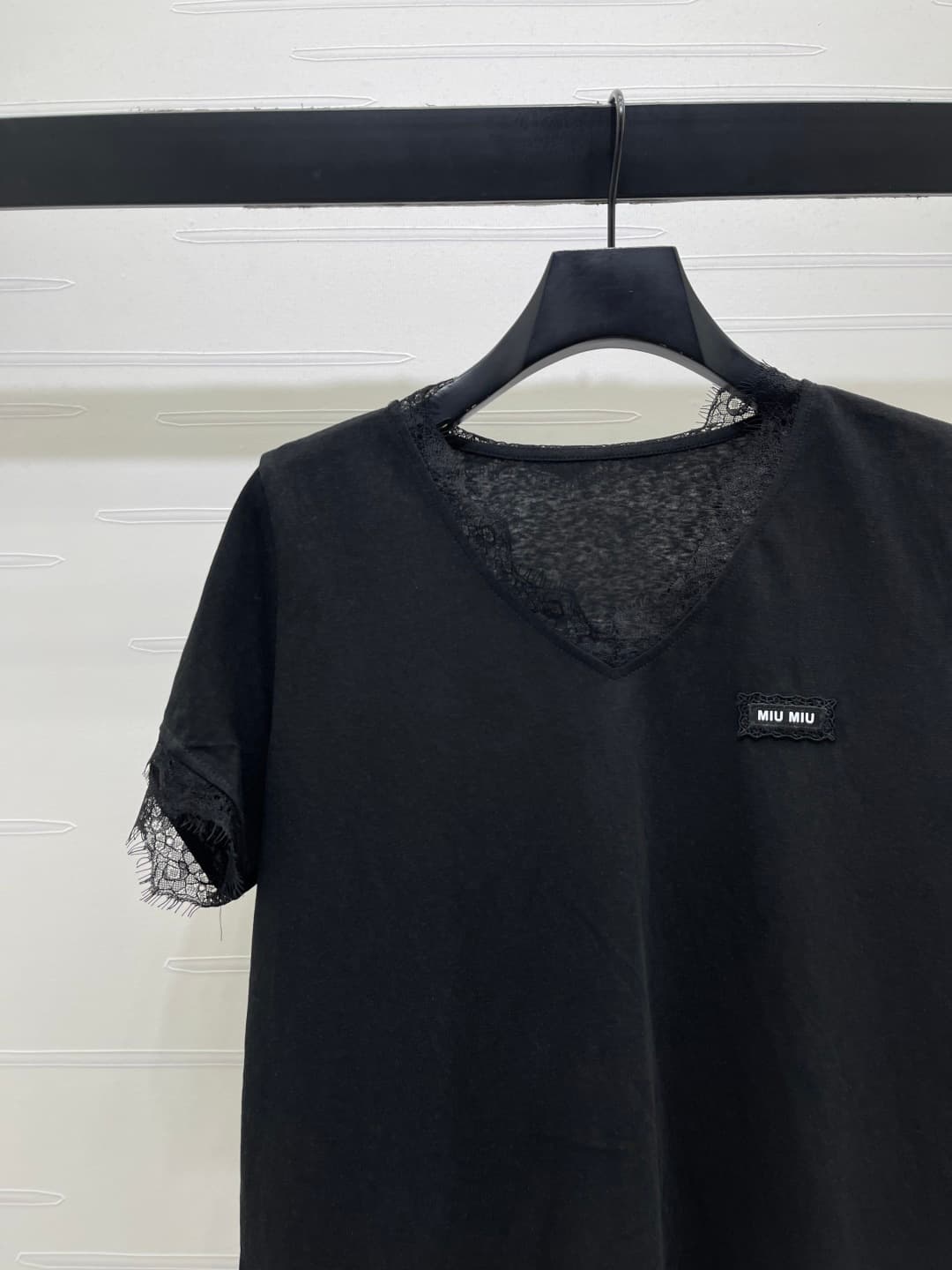 C18630 📣 New high-end collection MiuMi*2026 spring/summer latest series! Lace V-neck short-sleeved T-shirt! Customed pure cotton material, smooth and skin-friendly, with excellent texture. The V-neck short-sleeved T-shirt features lace trim on the collar  — image 3