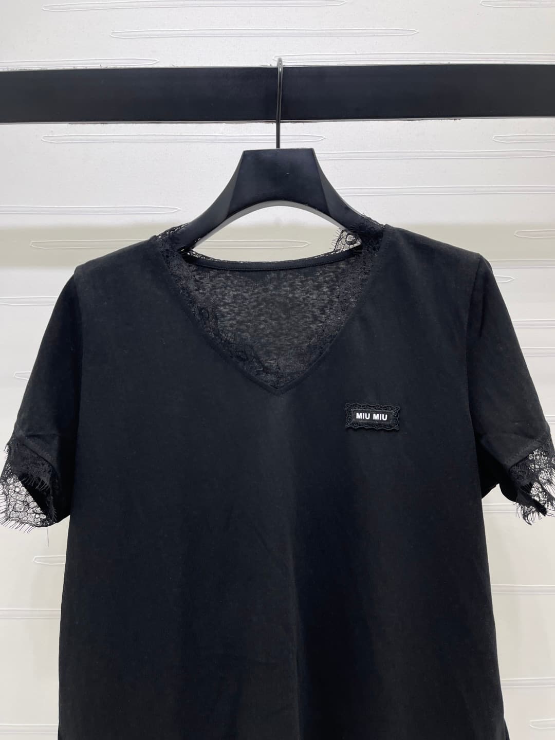 C18630 📣 New high-end collection MiuMi*2026 spring/summer latest series! Lace V-neck short-sleeved T-shirt! Customed pure cotton material, smooth and skin-friendly, with excellent texture. The V-neck short-sleeved T-shirt features lace trim on the collar  — image 4