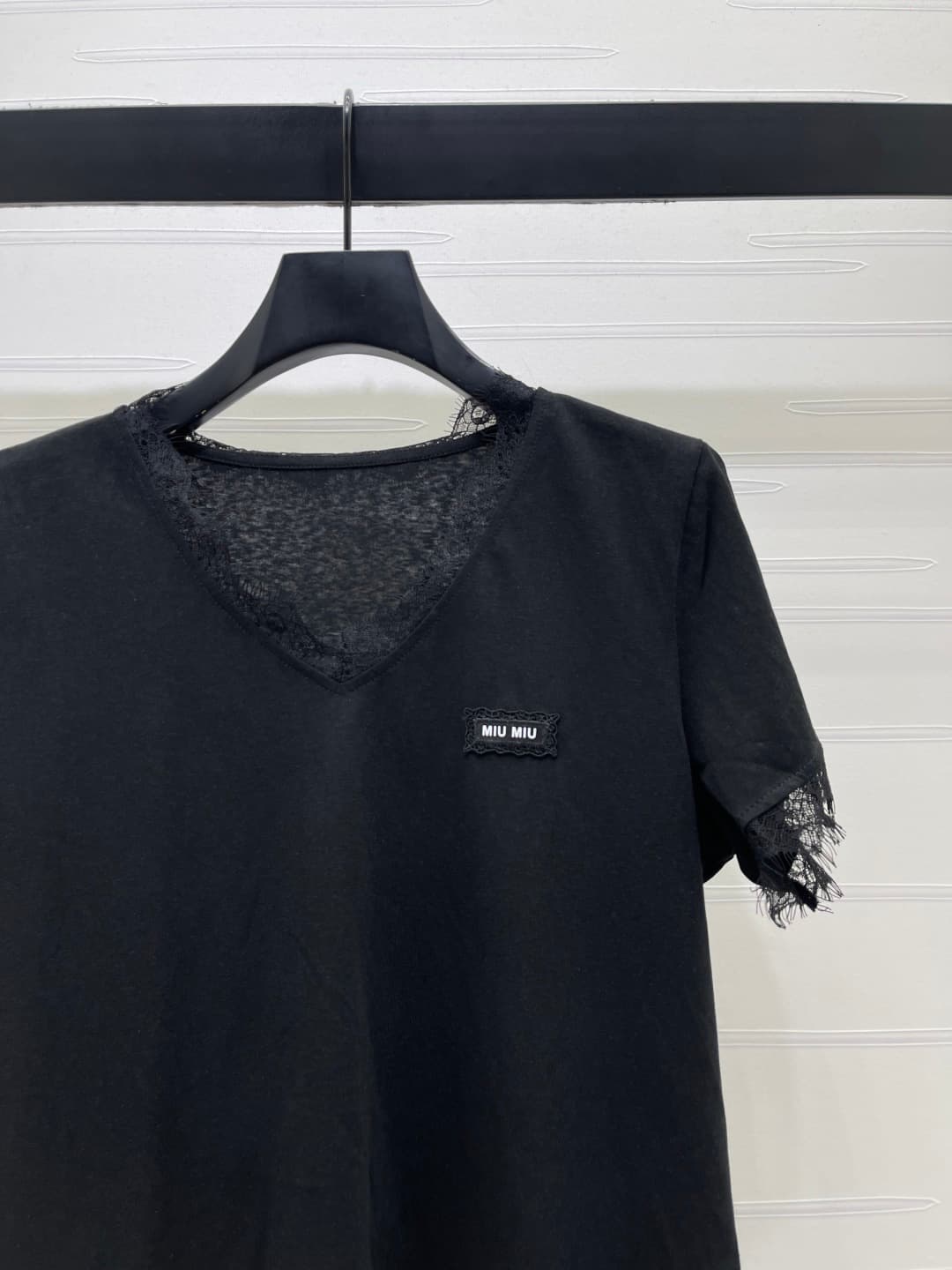 C18630 📣 New high-end collection MiuMi*2026 spring/summer latest series! Lace V-neck short-sleeved T-shirt! Customed pure cotton material, smooth and skin-friendly, with excellent texture. The V-neck short-sleeved T-shirt features lace trim on the collar  — image 2