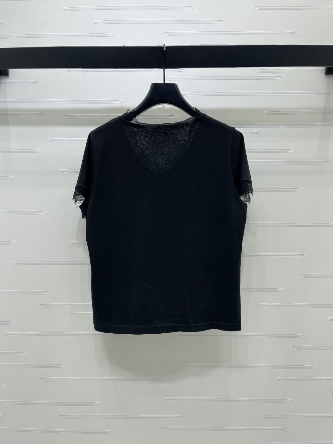 C18630 📣 New high-end collection MiuMi*2026 spring/summer latest series! Lace V-neck short-sleeved T-shirt! Customed pure cotton material, smooth and skin-friendly, with excellent texture. The V-neck short-sleeved T-shirt features lace trim on the collar  — image 8