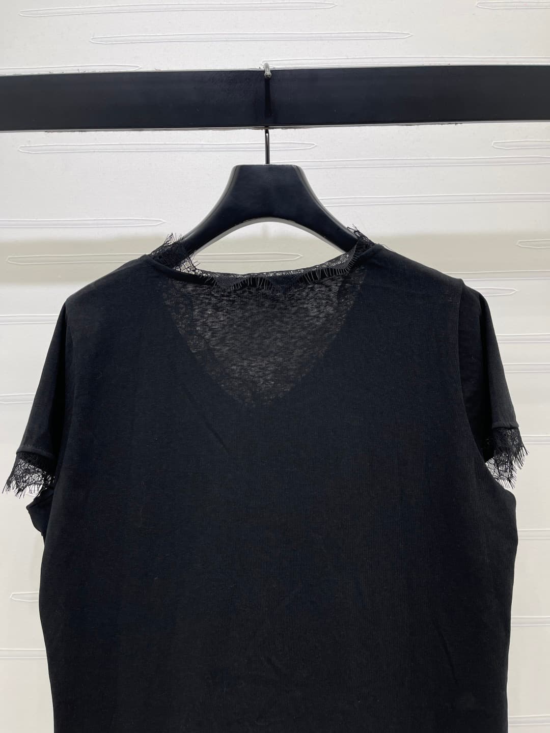 C18630 📣 New high-end collection MiuMi*2026 spring/summer latest series! Lace V-neck short-sleeved T-shirt! Customed pure cotton material, smooth and skin-friendly, with excellent texture. The V-neck short-sleeved T-shirt features lace trim on the collar  — image 7