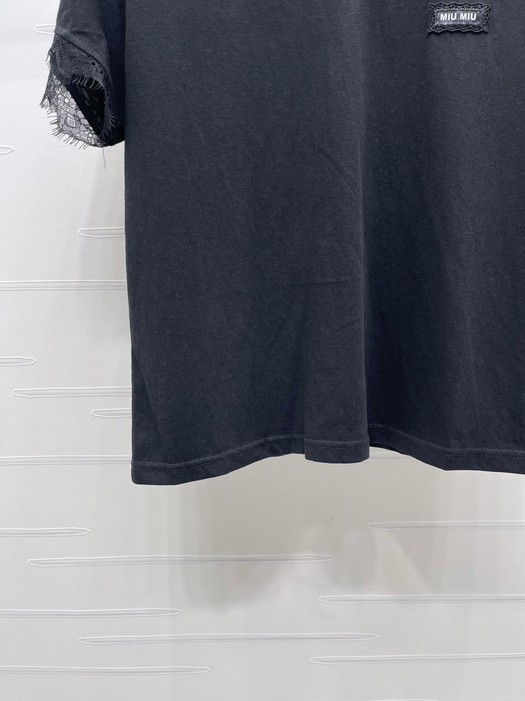 C18630 📣 New high-end collection MiuMi*2026 spring/summer latest series! Lace V-neck short-sleeved T-shirt! Customed pure cotton material, smooth and skin-friendly, with excellent texture. The V-neck short-sleeved T-shirt features lace trim on the collar  — image 5