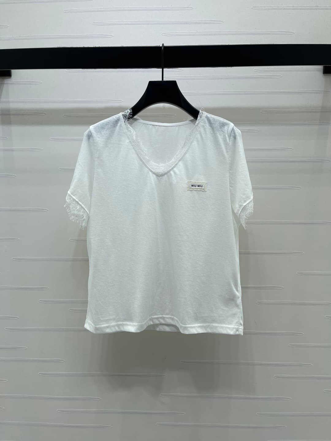 C18631 📣 New high-end product from the latest collection/series of MiuMi*2026! Lace V-neck short-sleeved T-shirt! Customed pure cotton material, smooth and skin-friendly, with excellent texture. The V-neck short-sleeved T-shirt features lace trim on the c — image 2