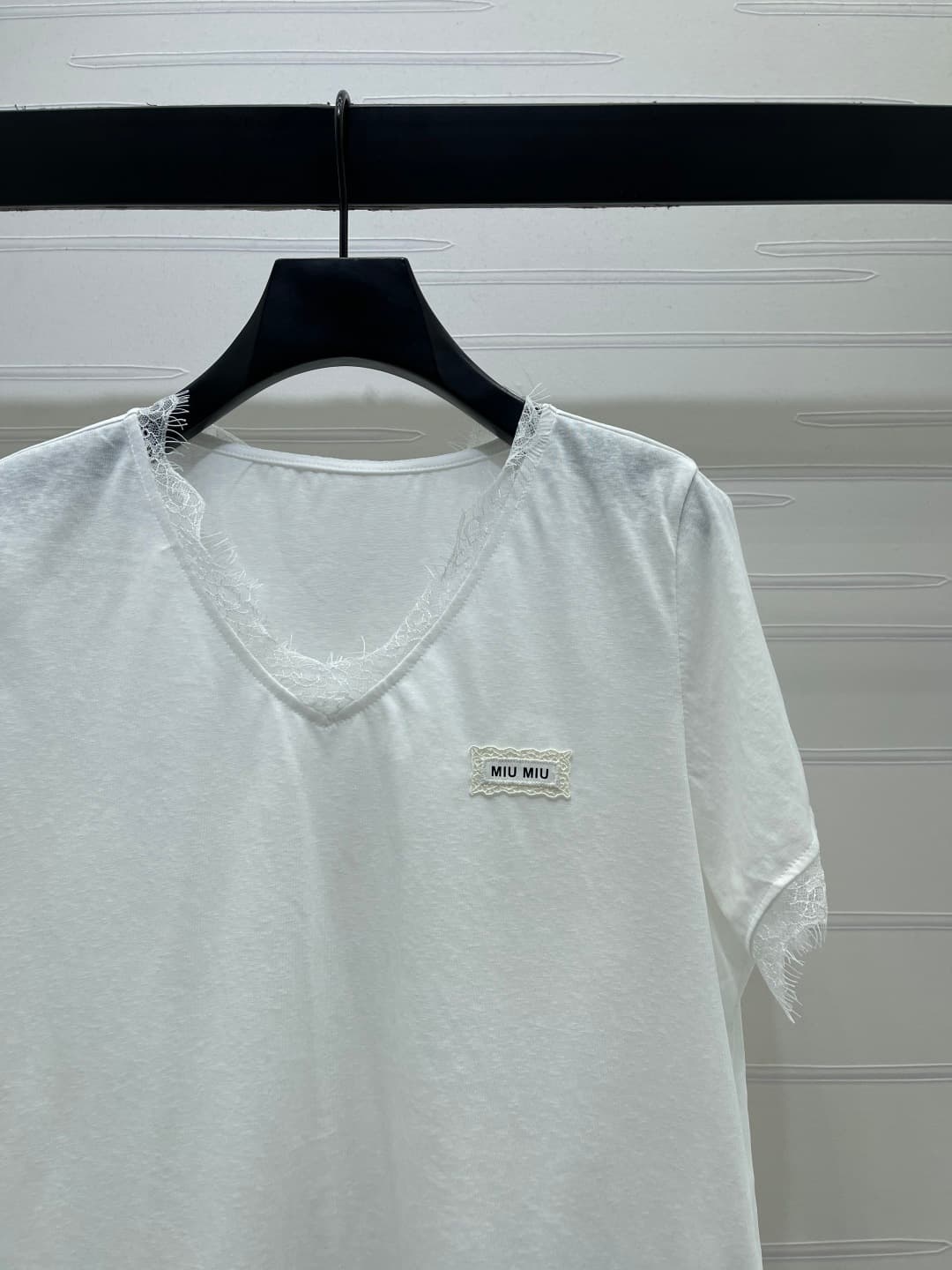 C18631 📣 New high-end product from the latest collection/series of MiuMi*2026! Lace V-neck short-sleeved T-shirt! Customed pure cotton material, smooth and skin-friendly, with excellent texture. The V-neck short-sleeved T-shirt features lace trim on the c — image 3