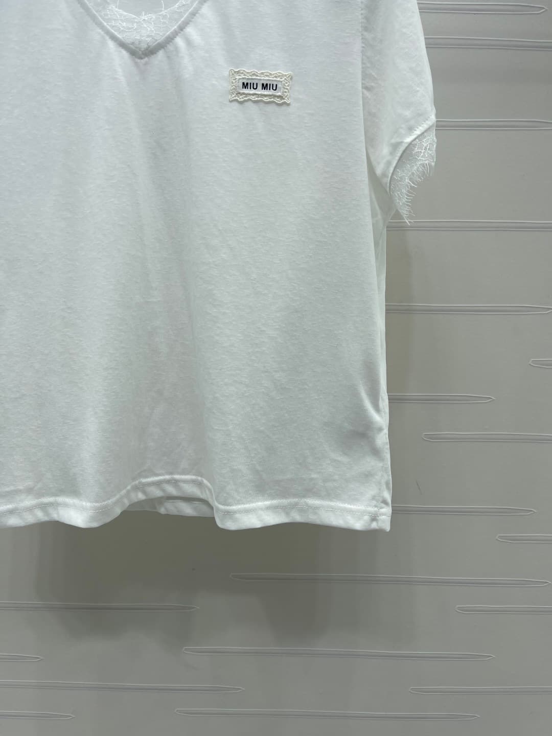 C18631 📣 New high-end product from the latest collection/series of MiuMi*2026! Lace V-neck short-sleeved T-shirt! Customed pure cotton material, smooth and skin-friendly, with excellent texture. The V-neck short-sleeved T-shirt features lace trim on the c — image 6