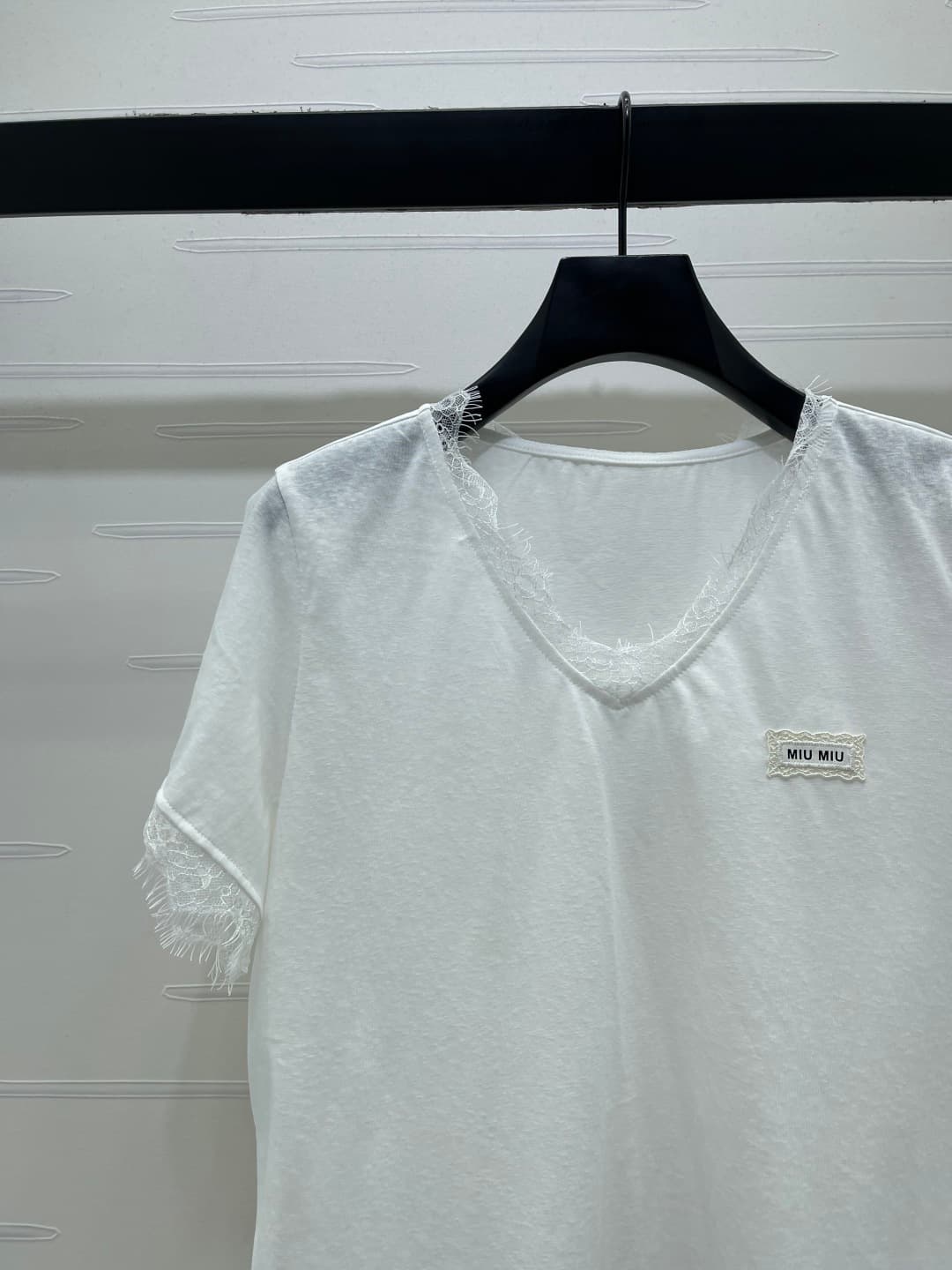 C18631 📣 New high-end product from the latest collection/series of MiuMi*2026! Lace V-neck short-sleeved T-shirt! Customed pure cotton material, smooth and skin-friendly, with excellent texture. The V-neck short-sleeved T-shirt features lace trim on the c — image 4