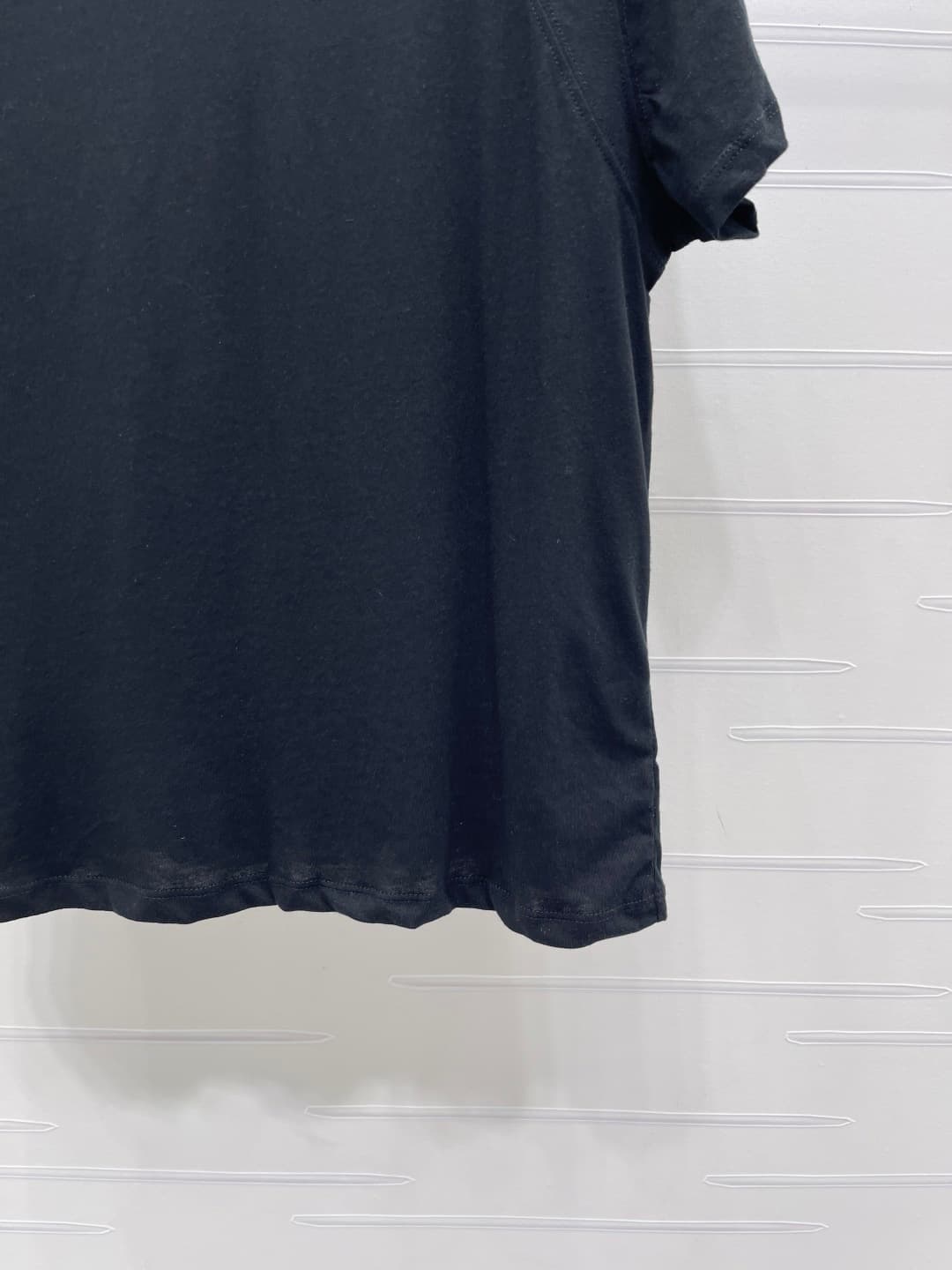 C18632 📣 New high-end collection Prad*2026 for spring/summer! Triangular logo short-sleeve T-shirt! Customized snowflake all-cotton material, breathable and comfortable, with a rich texture. Loose round-neck long-sleeve cut, delicate triangular metal logo — image 6