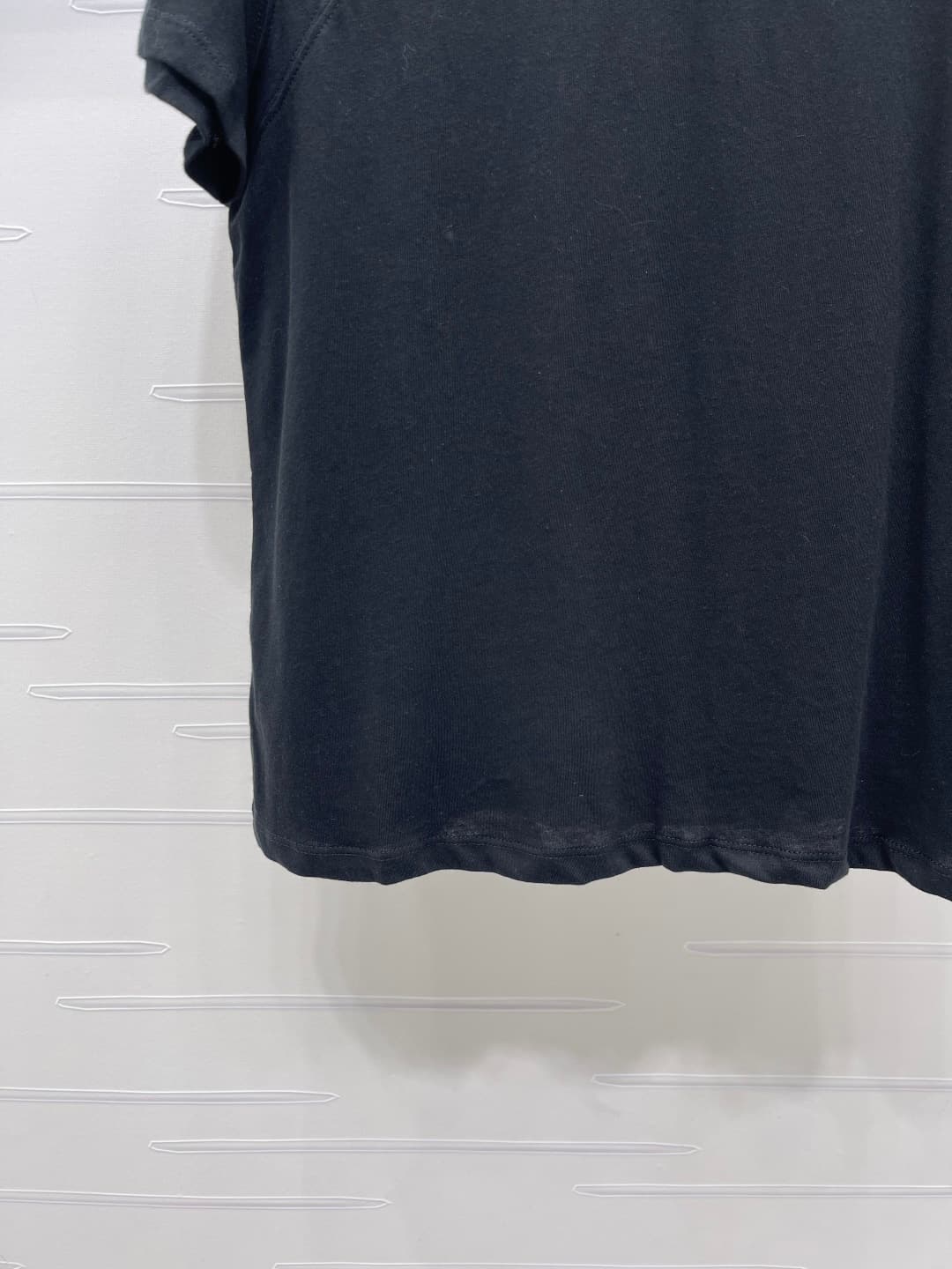 C18632 📣 New high-end collection Prad*2026 for spring/summer! Triangular logo short-sleeve T-shirt! Customized snowflake all-cotton material, breathable and comfortable, with a rich texture. Loose round-neck long-sleeve cut, delicate triangular metal logo — image 5