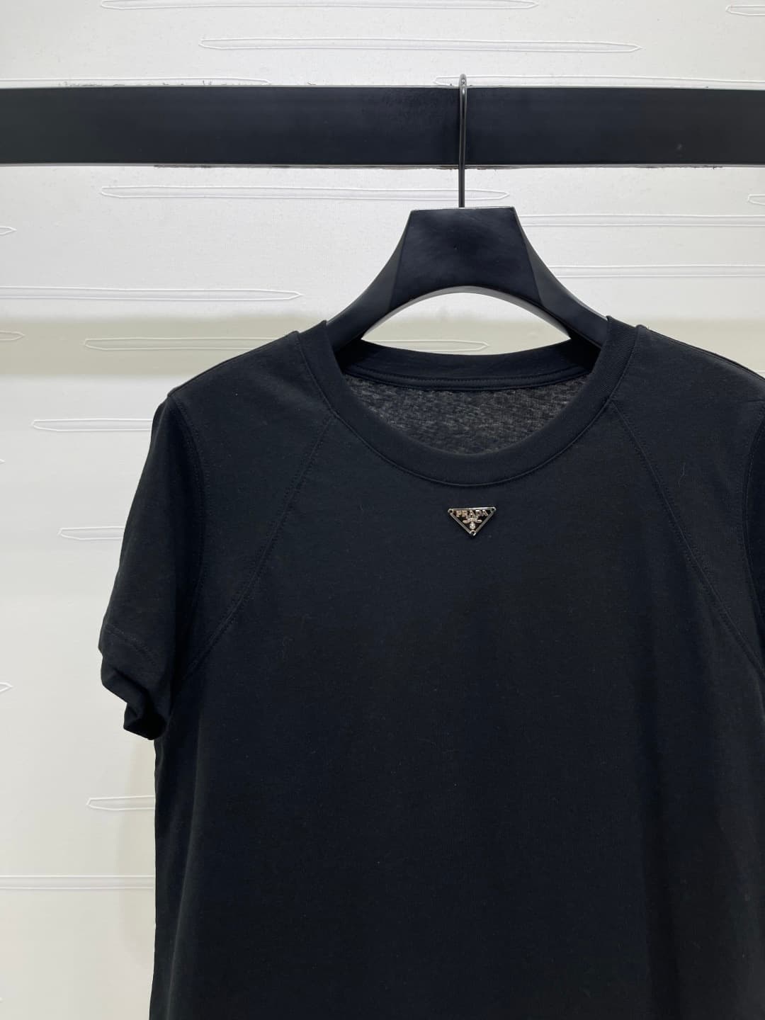 C18632 📣 New high-end collection Prad*2026 for spring/summer! Triangular logo short-sleeve T-shirt! Customized snowflake all-cotton material, breathable and comfortable, with a rich texture. Loose round-neck long-sleeve cut, delicate triangular metal logo — image 3