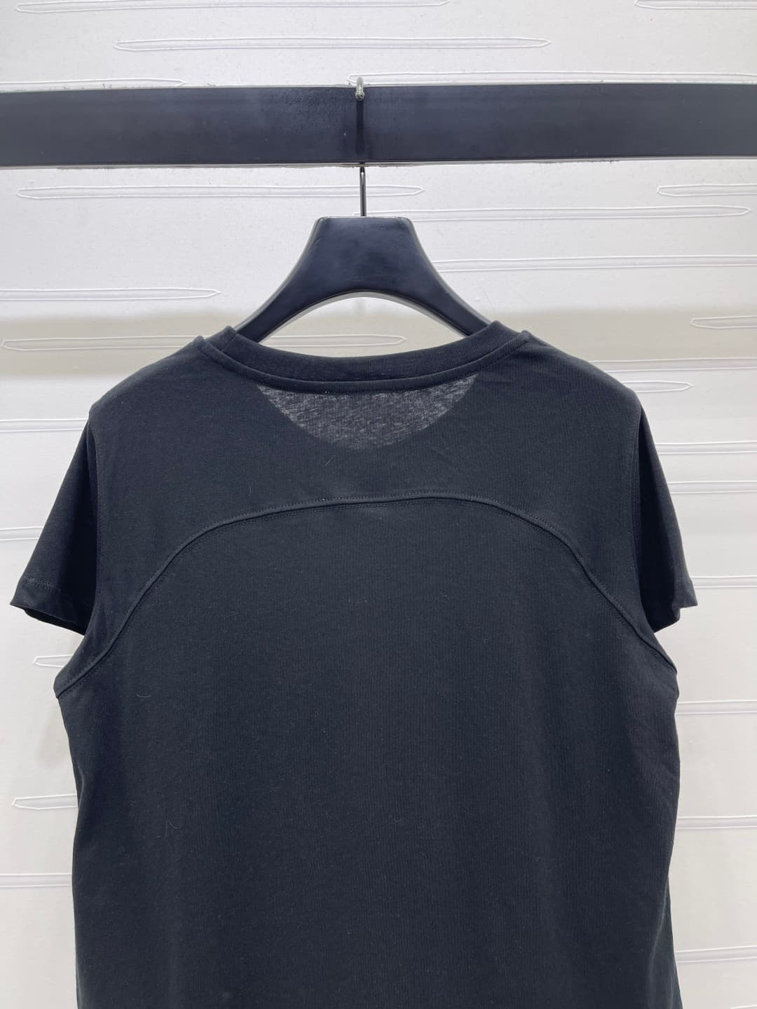 C18632 📣 New high-end collection Prad*2026 for spring/summer! Triangular logo short-sleeve T-shirt! Customized snowflake all-cotton material, breathable and comfortable, with a rich texture. Loose round-neck long-sleeve cut, delicate triangular metal logo — image 7