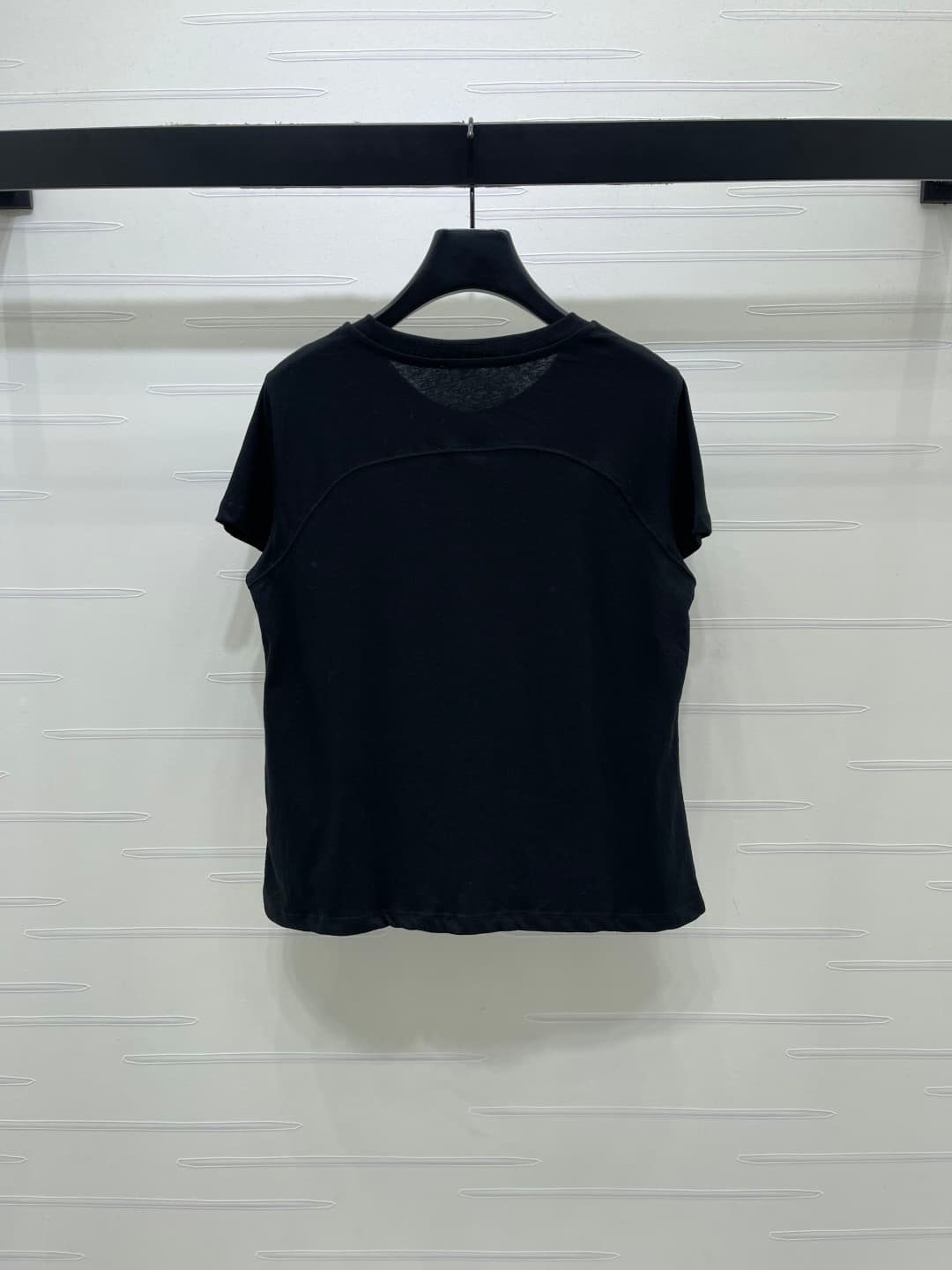 C18632 📣 New high-end collection Prad*2026 for spring/summer! Triangular logo short-sleeve T-shirt! Customized snowflake all-cotton material, breathable and comfortable, with a rich texture. Loose round-neck long-sleeve cut, delicate triangular metal logo — image 8
