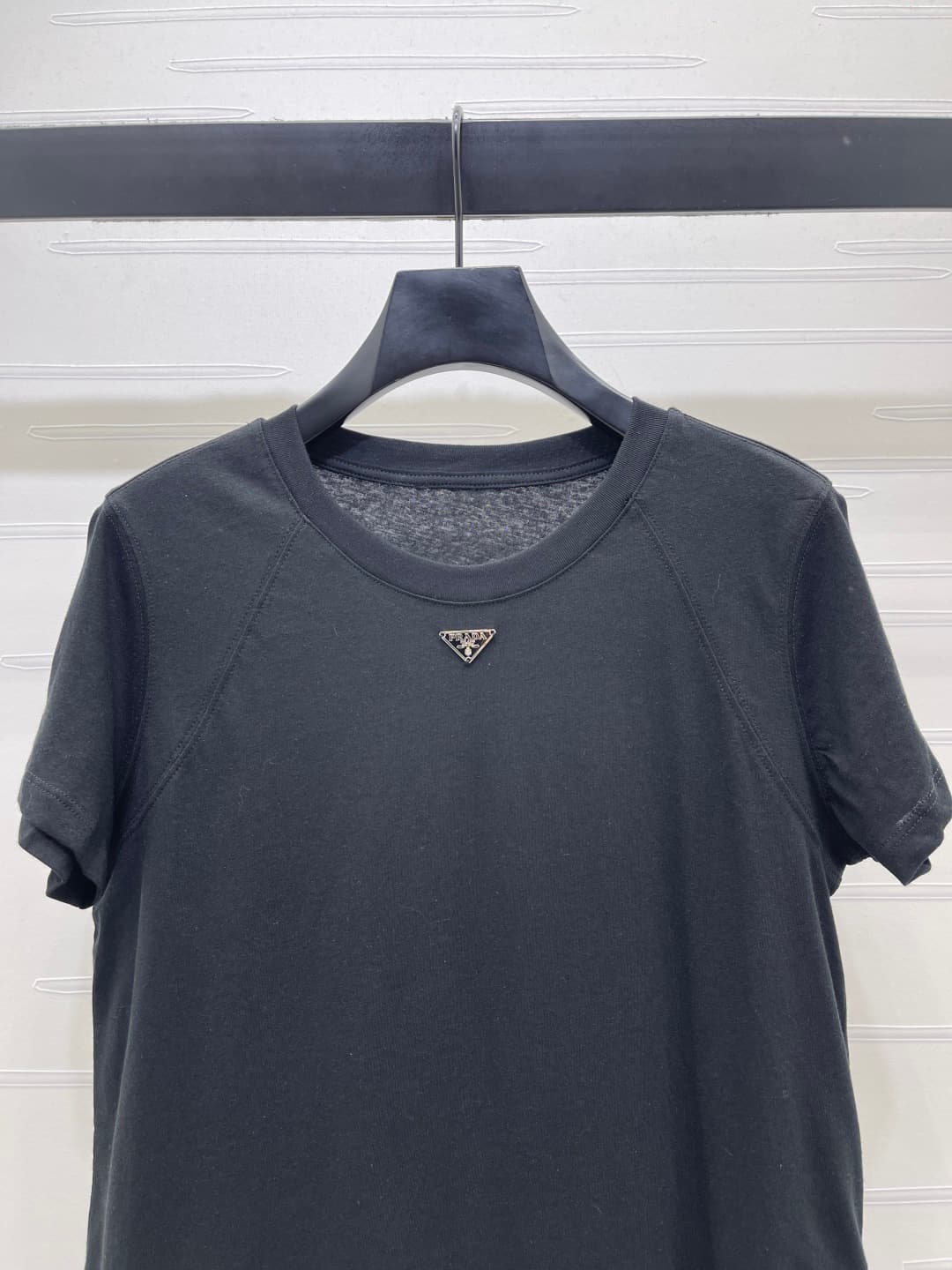 C18632 📣 New high-end collection Prad*2026 for spring/summer! Triangular logo short-sleeve T-shirt! Customized snowflake all-cotton material, breathable and comfortable, with a rich texture. Loose round-neck long-sleeve cut, delicate triangular metal logo — image 4