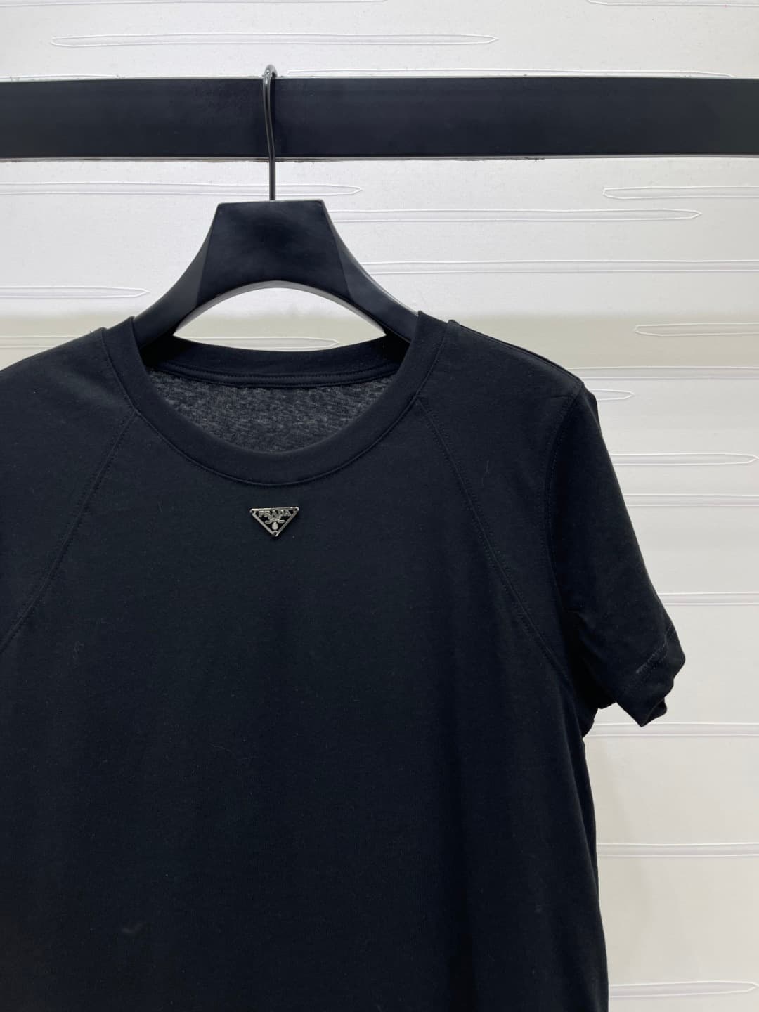 C18632 📣 New high-end collection Prad*2026 for spring/summer! Triangular logo short-sleeve T-shirt! Customized snowflake all-cotton material, breathable and comfortable, with a rich texture. Loose round-neck long-sleeve cut, delicate triangular metal logo — image 2