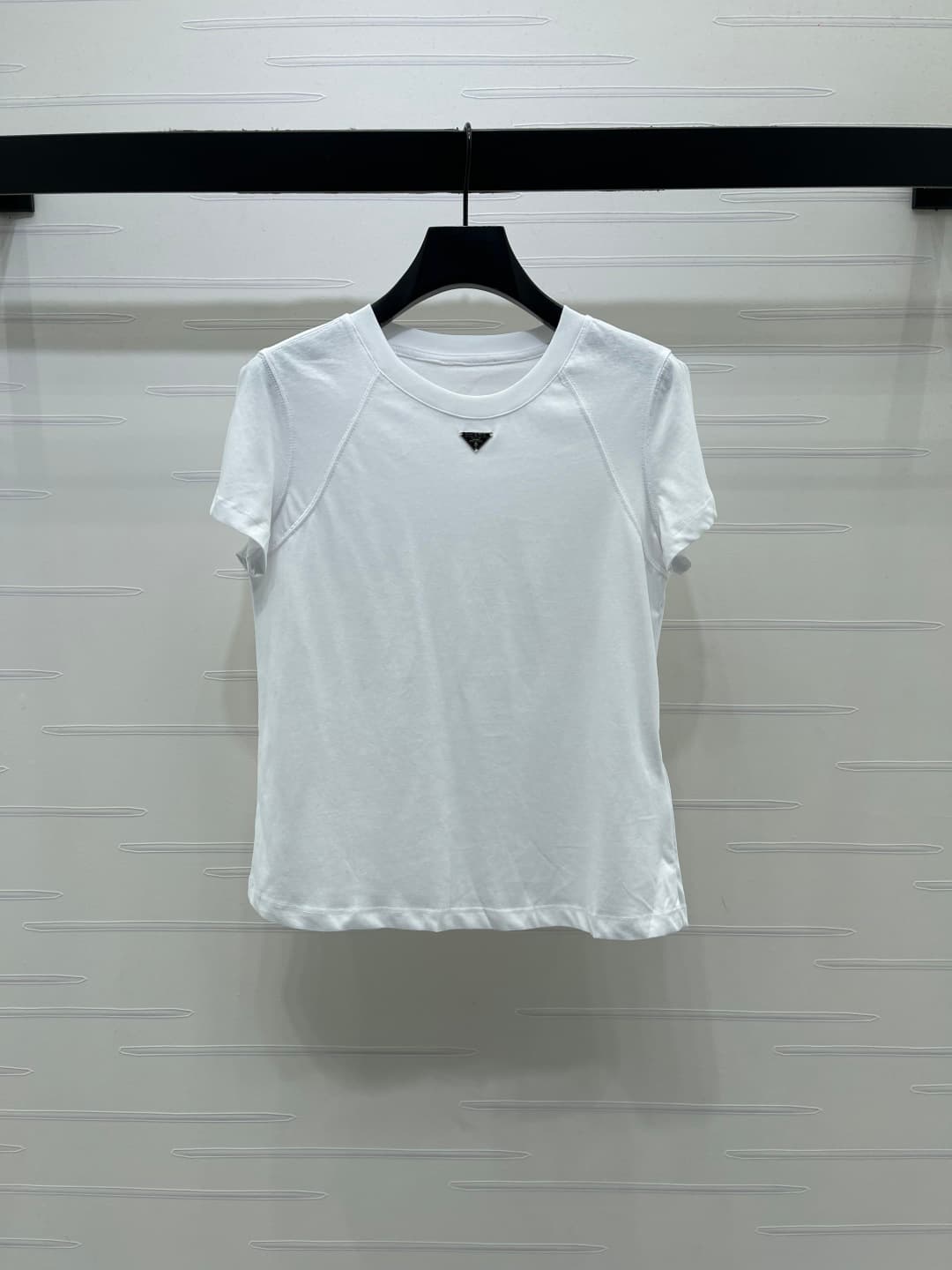 C18633 📣 New high-end collection/series – the latest spring collection from Prad*2026! Short-sleeve T-shirt with triangular logo! Customized with snowflake pattern, 100% cotton material, breathable and comfortable, with a luxurious feel. Relaxed round col — image 2