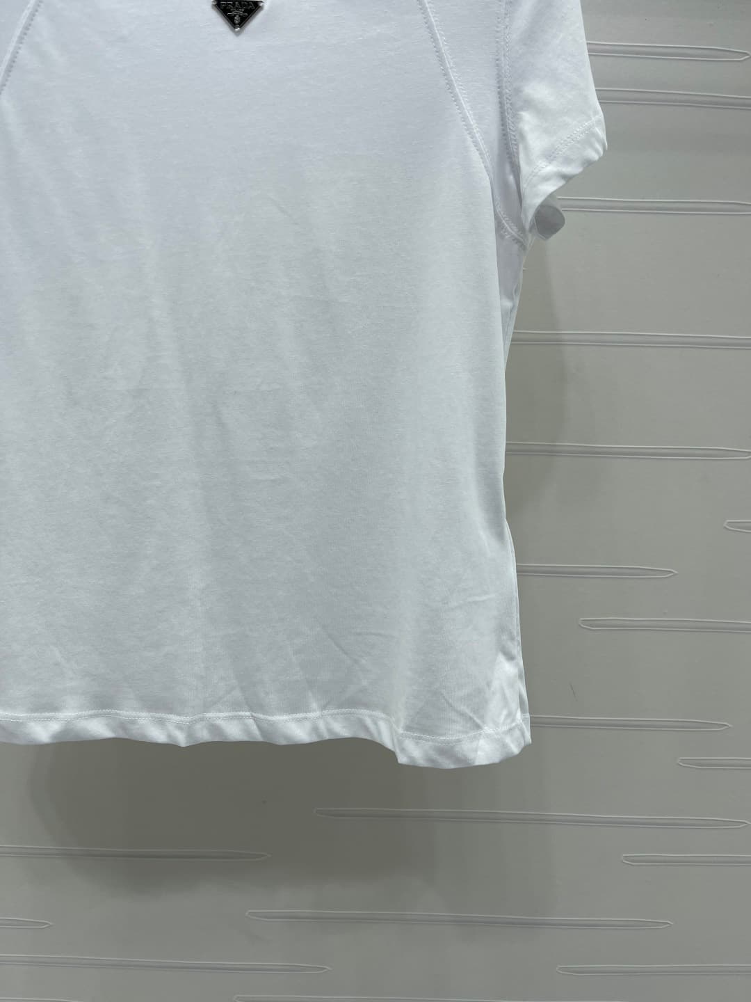 C18633 📣 New high-end collection/series – the latest spring collection from Prad*2026! Short-sleeve T-shirt with triangular logo! Customized with snowflake pattern, 100% cotton material, breathable and comfortable, with a luxurious feel. Relaxed round col — image 6