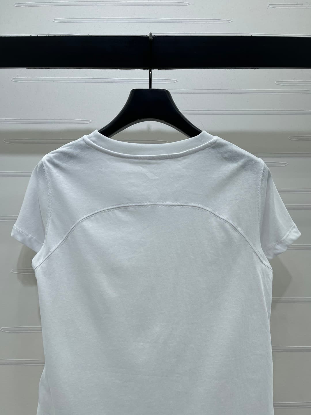C18633 📣 New high-end collection/series – the latest spring collection from Prad*2026! Short-sleeve T-shirt with triangular logo! Customized with snowflake pattern, 100% cotton material, breathable and comfortable, with a luxurious feel. Relaxed round col — image 7