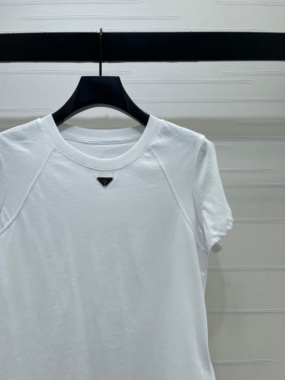 C18633 📣 New high-end collection/series – the latest spring collection from Prad*2026! Short-sleeve T-shirt with triangular logo! Customized with snowflake pattern, 100% cotton material, breathable and comfortable, with a luxurious feel. Relaxed round col — image 3