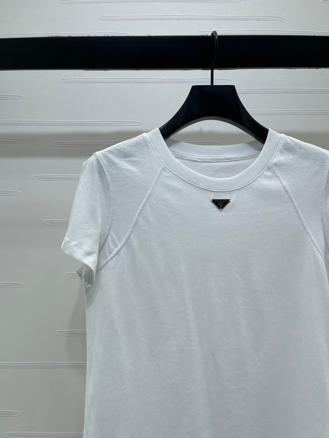C18633 📣 New high-end collection/series – the latest spring collection from Prad*2026! Short-sleeve T-shirt with triangular logo! Customized with snowflake pattern, 100% cotton material, breathable and comfortable, with a luxurious feel. Relaxed round col — image 4