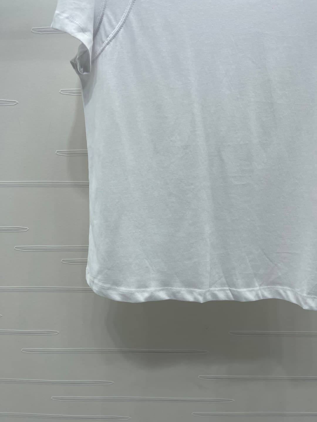 C18633 📣 New high-end collection/series – the latest spring collection from Prad*2026! Short-sleeve T-shirt with triangular logo! Customized with snowflake pattern, 100% cotton material, breathable and comfortable, with a luxurious feel. Relaxed round col — image 5