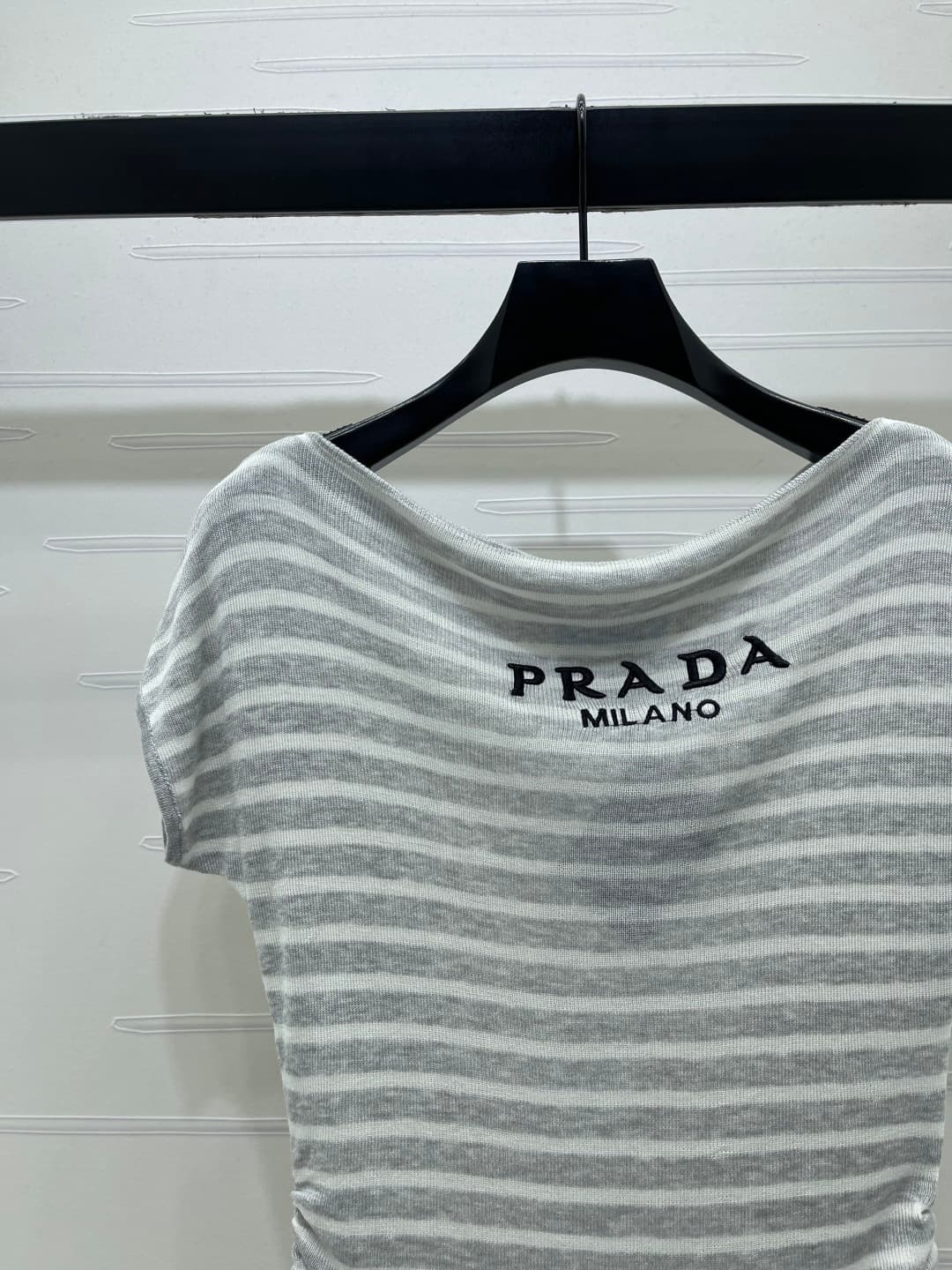 C18646 📣 New high-end vintage/retro products! The latest collection of Prad* 2026 for early spring! Irregular knitted short sleeves, crafted with custom silk-wool yarn – soft, smooth, and highly elastic. Exquisite short sleeve design with stripes in contr — image 4