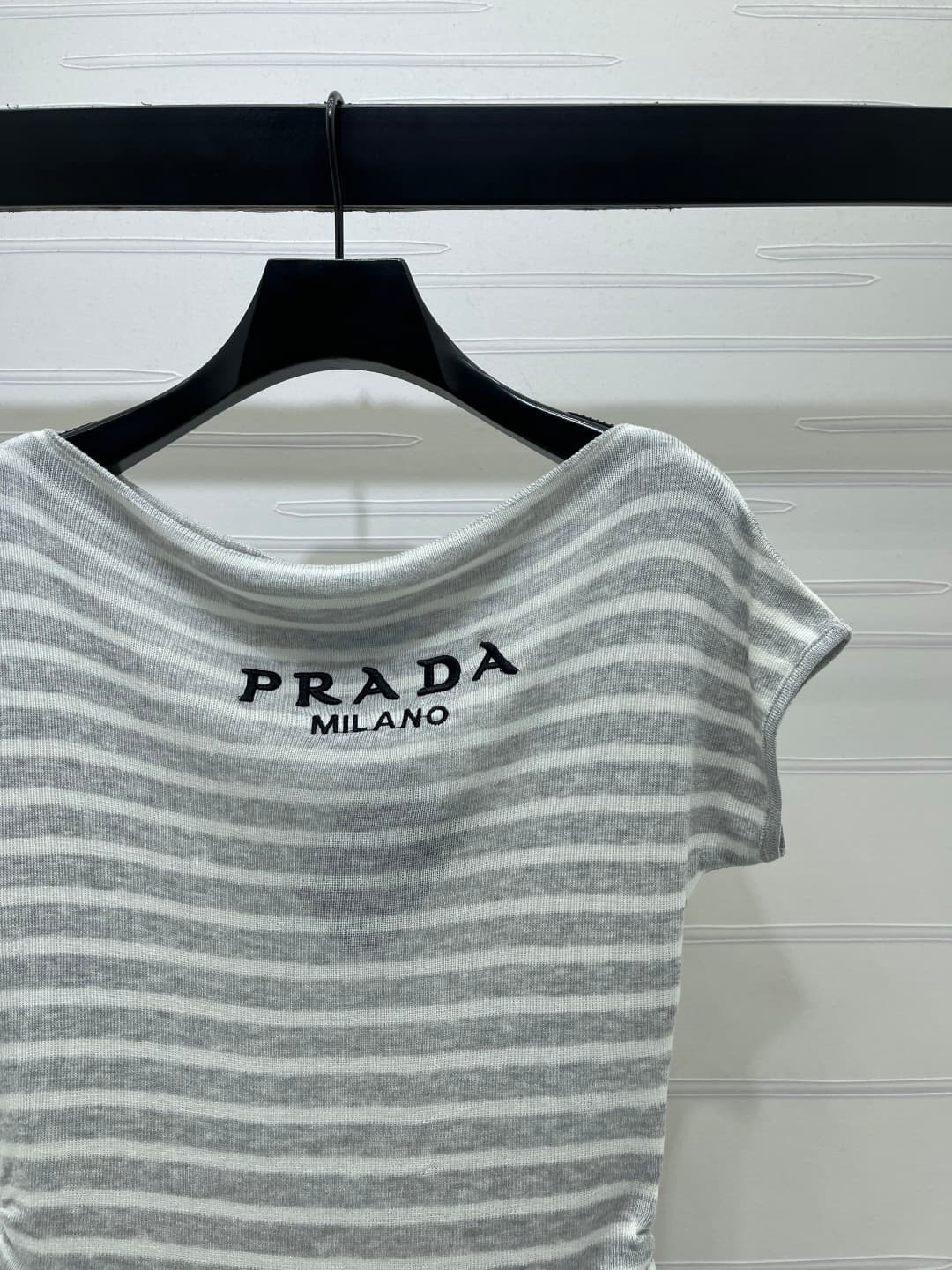 C18646 📣 New high-end vintage/retro products! The latest collection of Prad* 2026 for early spring! Irregular knitted short sleeves, crafted with custom silk-wool yarn – soft, smooth, and highly elastic. Exquisite short sleeve design with stripes in contr — image 3