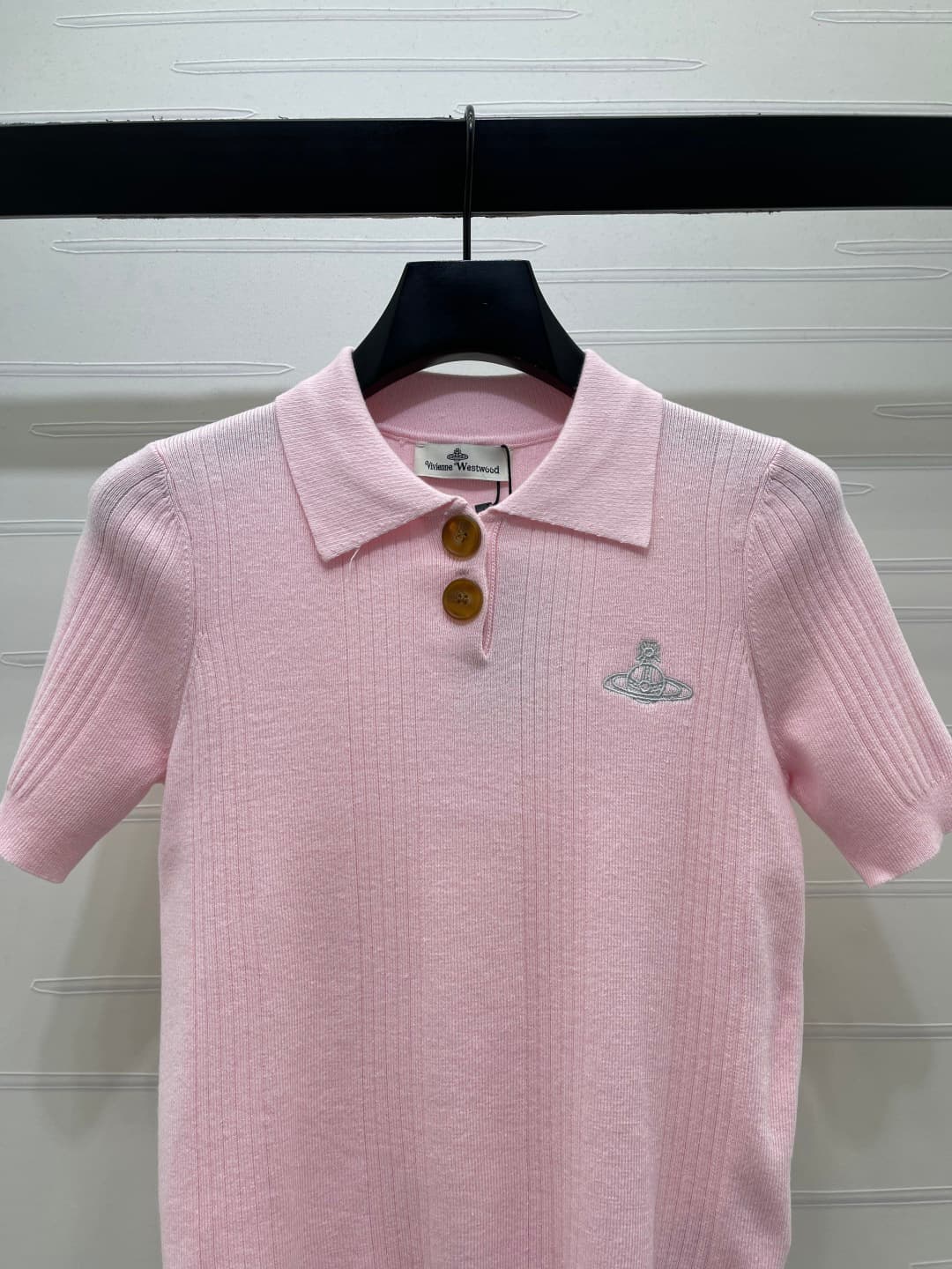C18637 📣 New high-end collection VivieneWestwoo* 2026 – the latest spring/summer series! V-neck knitted short sleeves! Customized ice-wool material for comfort and breathability. The V-neck knitted short-sleeve cardigan features precise cutting, with prem — image 4