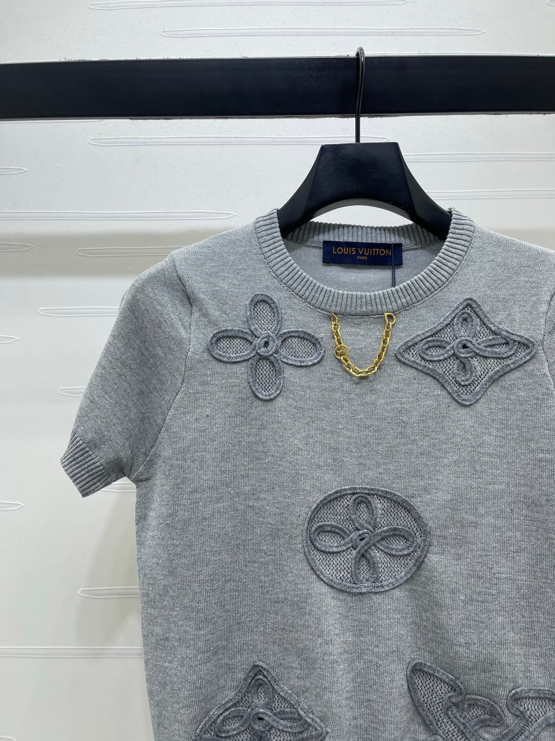 C18647 📣 New high-end collection LOUIS VUI*TON 2026 – the latest spring series! Chain-knit short sleeves! Custom cotton-wool knitting material – comfortable and soft, with excellent quality. Round neck knitted short sleeve style, elegant and relaxed desig — image 3