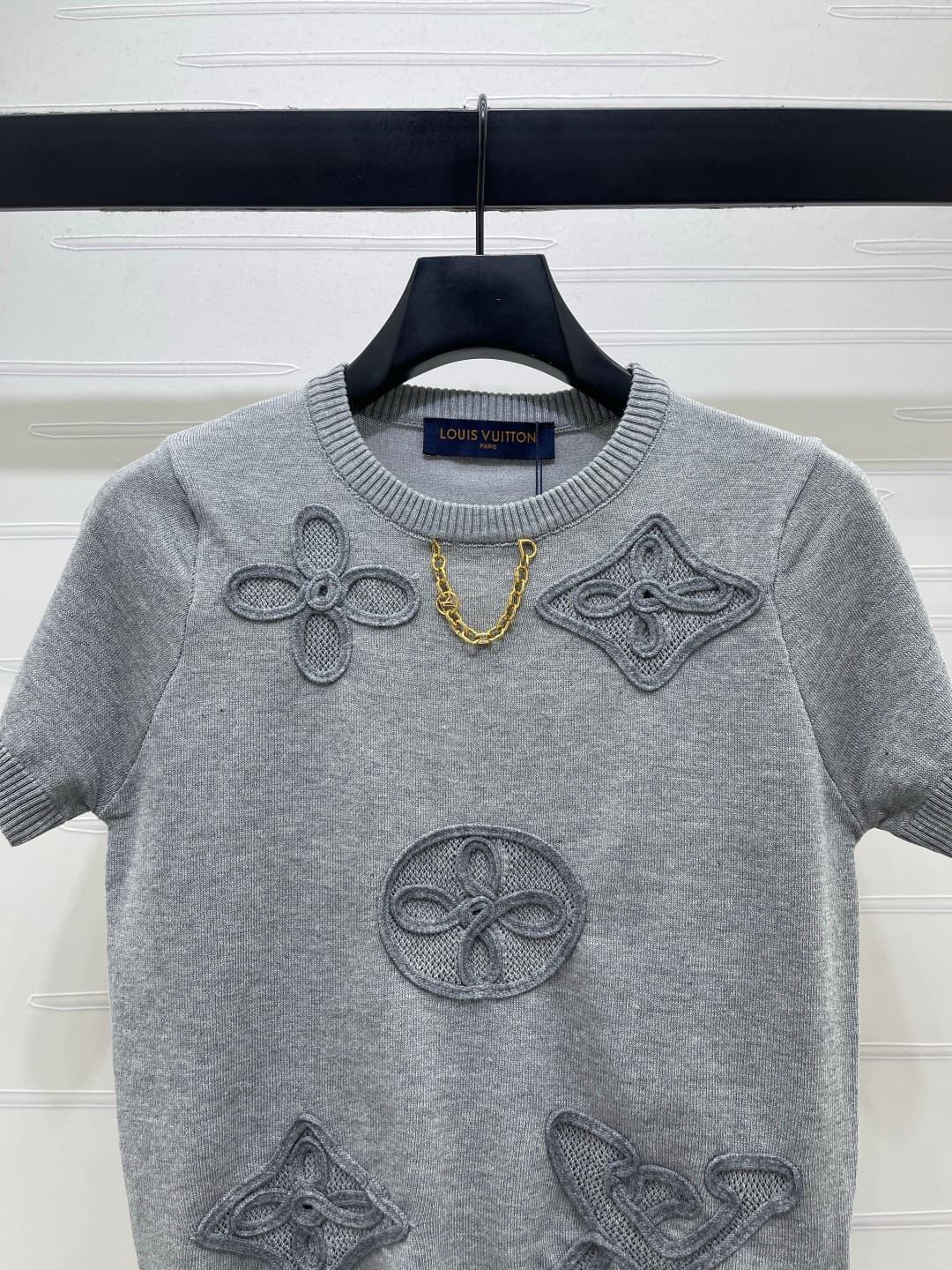 C18647 📣 New high-end collection LOUIS VUI*TON 2026 – the latest spring series! Chain-knit short sleeves! Custom cotton-wool knitting material – comfortable and soft, with excellent quality. Round neck knitted short sleeve style, elegant and relaxed desig — image 4