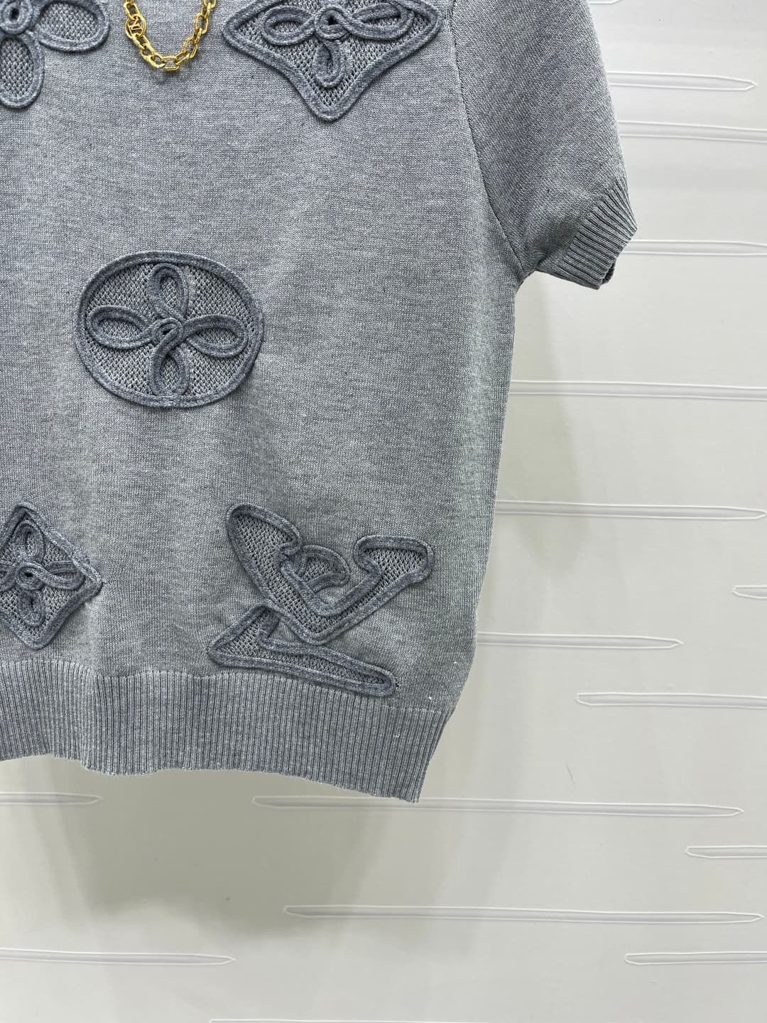 C18647 📣 New high-end collection LOUIS VUI*TON 2026 – the latest spring series! Chain-knit short sleeves! Custom cotton-wool knitting material – comfortable and soft, with excellent quality. Round neck knitted short sleeve style, elegant and relaxed desig — image 6
