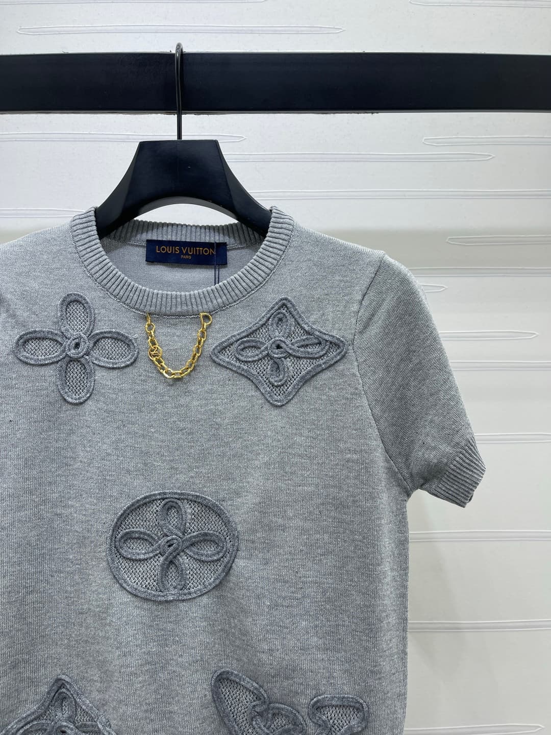 C18647 📣 New high-end collection LOUIS VUI*TON 2026 – the latest spring series! Chain-knit short sleeves! Custom cotton-wool knitting material – comfortable and soft, with excellent quality. Round neck knitted short sleeve style, elegant and relaxed desig — image 2