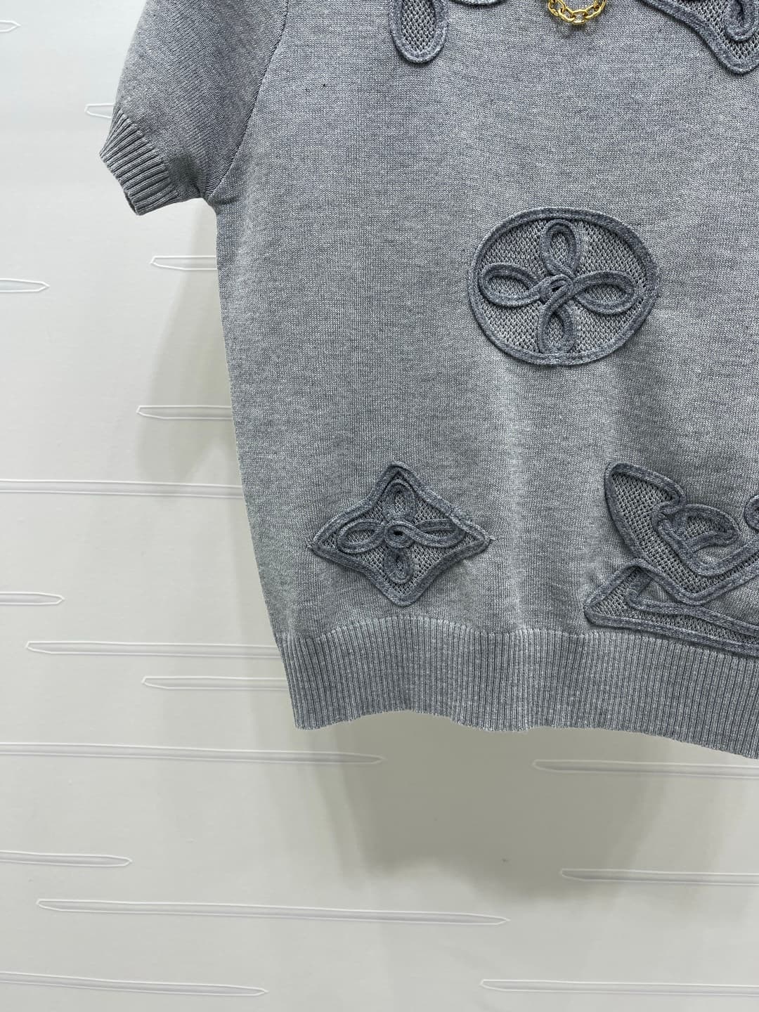 C18647 📣 New high-end collection LOUIS VUI*TON 2026 – the latest spring series! Chain-knit short sleeves! Custom cotton-wool knitting material – comfortable and soft, with excellent quality. Round neck knitted short sleeve style, elegant and relaxed desig — image 5