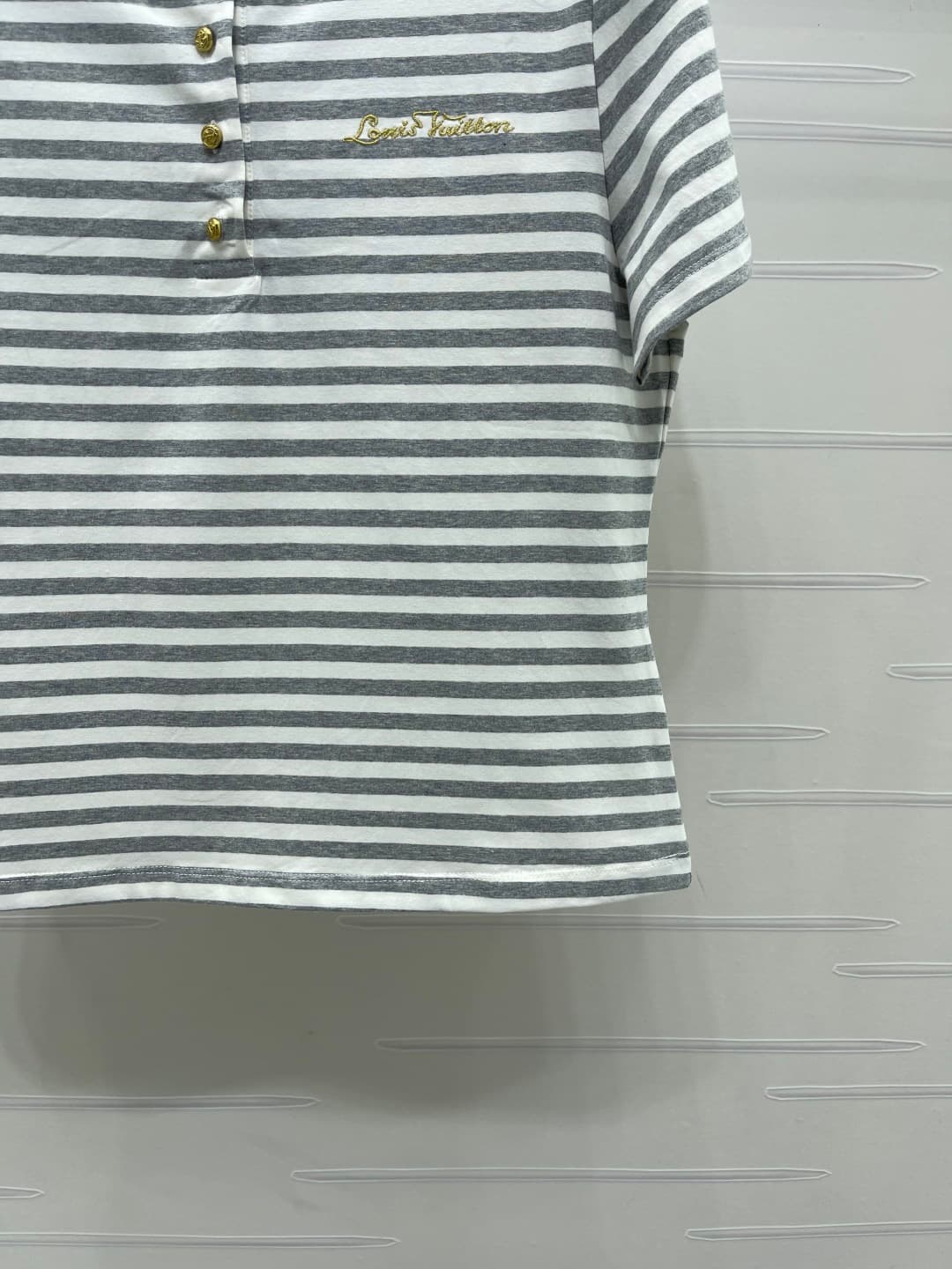 C18628 📣 New high-end collection LOUIS VUI*TON 2026 spring/summer latest series! Round-necked striped short-sleeve T-shirt! Customized imported cotton material – comfortable and breathable. Round-necked short-sleeve design with half-collar button closure  — image 6