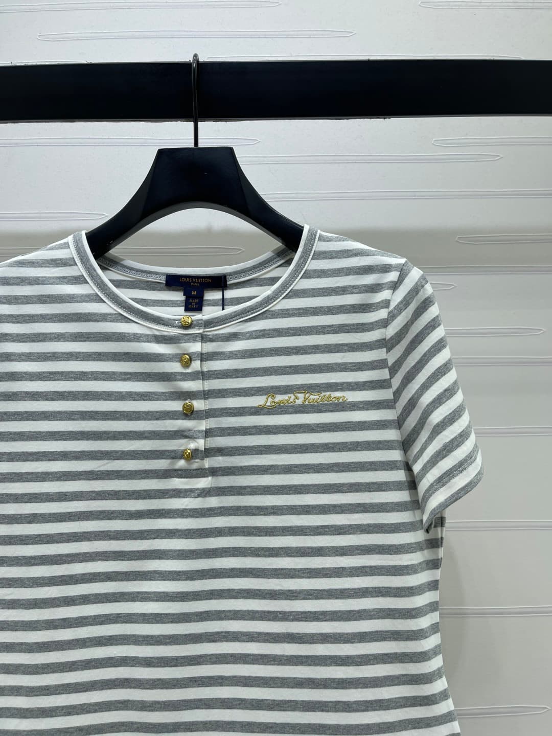 C18628 📣 New high-end collection LOUIS VUI*TON 2026 spring/summer latest series! Round-necked striped short-sleeve T-shirt! Customized imported cotton material – comfortable and breathable. Round-necked short-sleeve design with half-collar button closure  — image 3