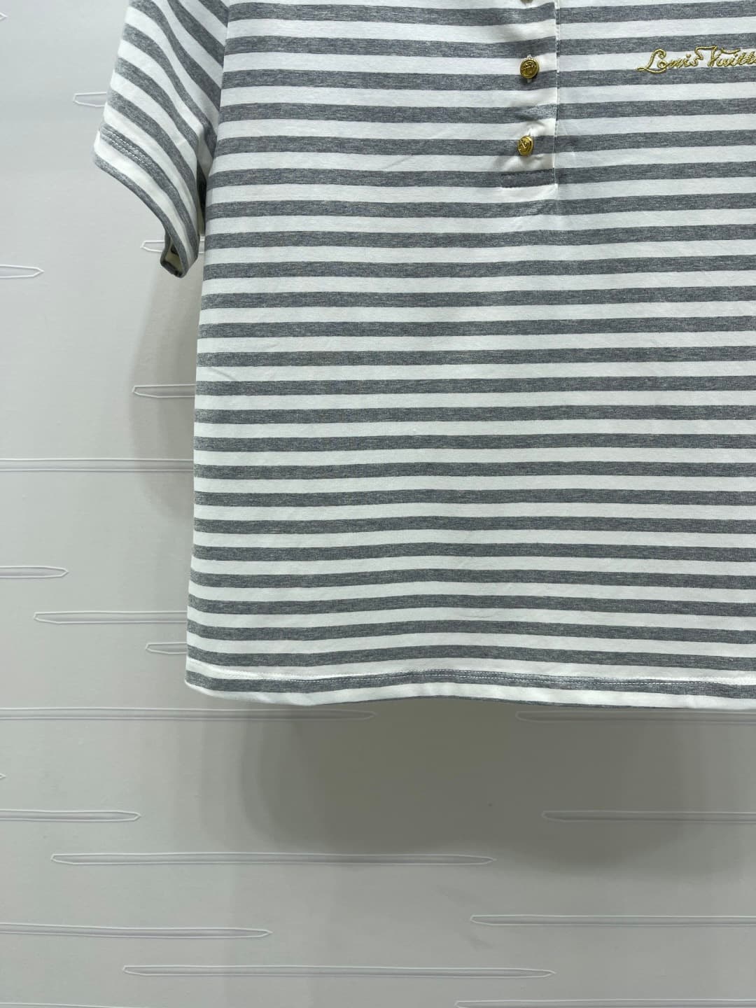 C18628 📣 New high-end collection LOUIS VUI*TON 2026 spring/summer latest series! Round-necked striped short-sleeve T-shirt! Customized imported cotton material – comfortable and breathable. Round-necked short-sleeve design with half-collar button closure  — image 5
