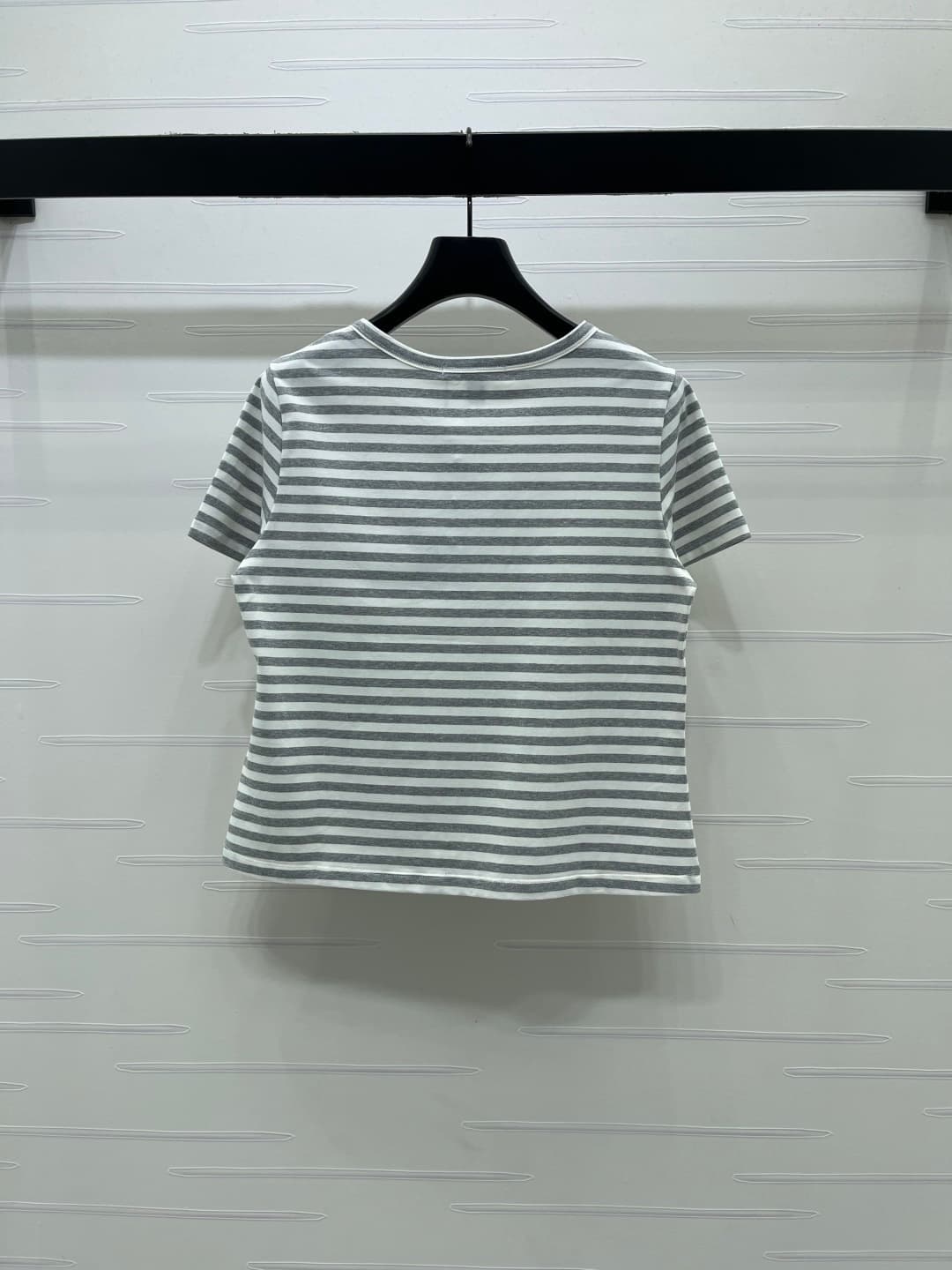 C18628 📣 New high-end collection LOUIS VUI*TON 2026 spring/summer latest series! Round-necked striped short-sleeve T-shirt! Customized imported cotton material – comfortable and breathable. Round-necked short-sleeve design with half-collar button closure  — image 8