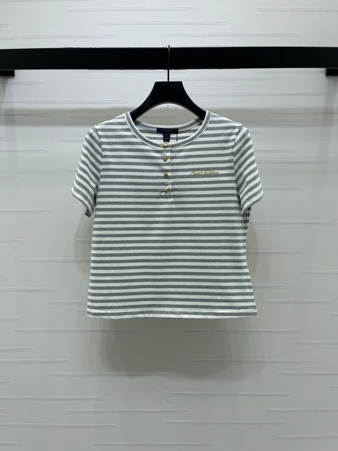 C18628 📣 New high-end collection LOUIS VUI*TON 2026 spring/summer latest series! Round-necked striped short-sleeve T-shirt! Customized imported cotton material – comfortable and breathable. Round-necked short-sleeve design with half-collar button closure  — image 2