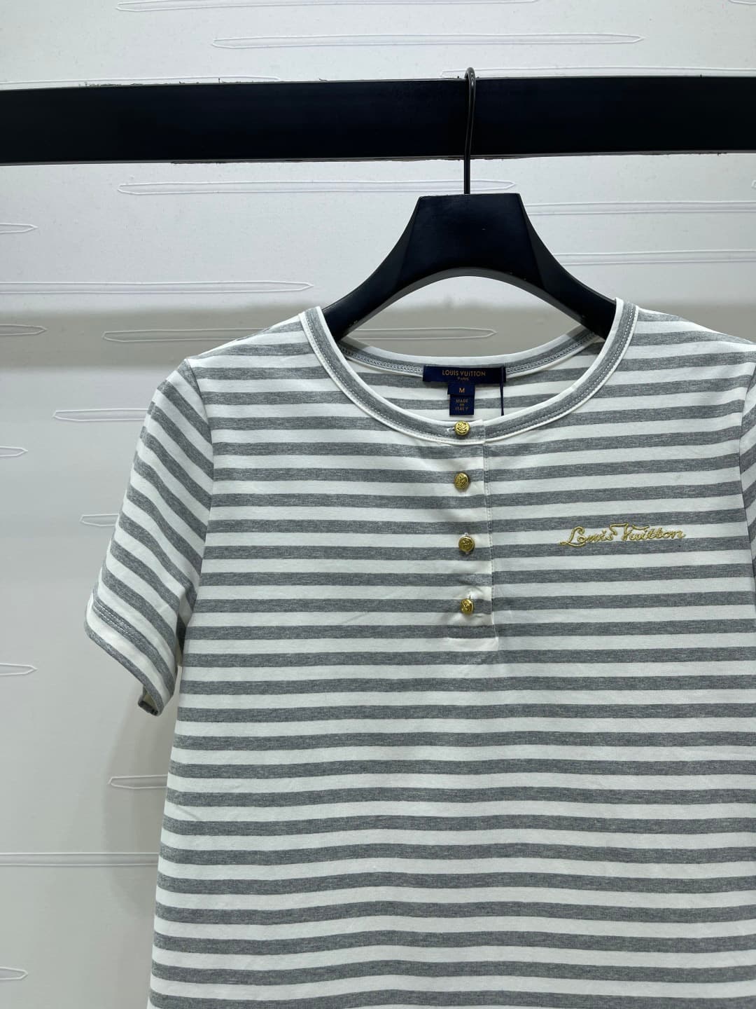 C18628 📣 New high-end collection LOUIS VUI*TON 2026 spring/summer latest series! Round-necked striped short-sleeve T-shirt! Customized imported cotton material – comfortable and breathable. Round-necked short-sleeve design with half-collar button closure  — image 4