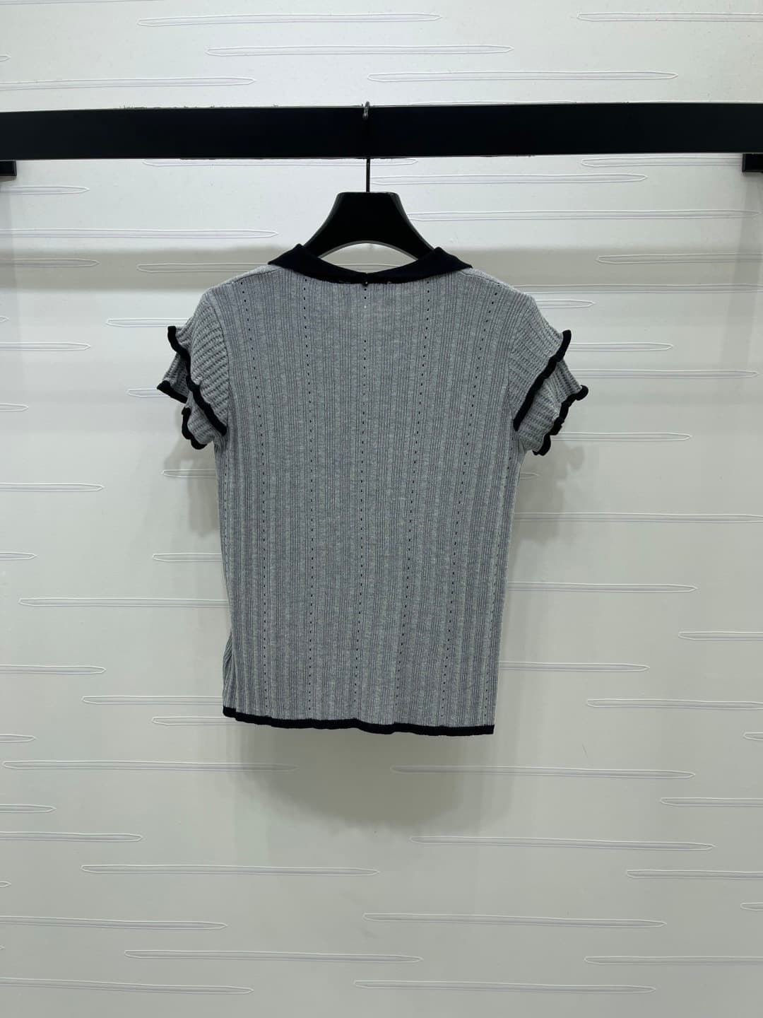 C18651 📣 New high-end collection MiuMi*2026 spring/summer latest series! V-Neck open-cropped knit short sleeves! Custom silk-fleece knit material – soft, delicate, and highly elastic. Short vest with rolled-up collar, double layered cuffs design. Embroide — image 8