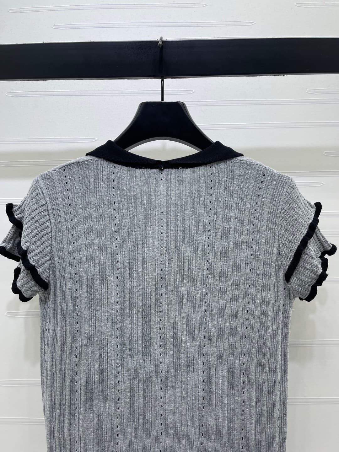 C18651 📣 New high-end collection MiuMi*2026 spring/summer latest series! V-Neck open-cropped knit short sleeves! Custom silk-fleece knit material – soft, delicate, and highly elastic. Short vest with rolled-up collar, double layered cuffs design. Embroide — image 7