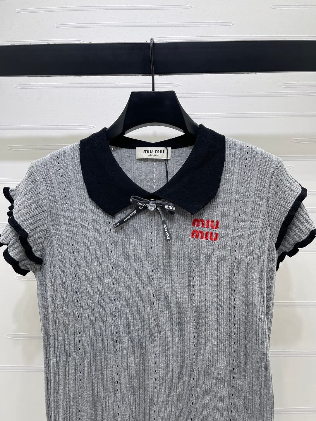 C18651 📣 New high-end collection MiuMi*2026 spring/summer latest series! V-Neck open-cropped knit short sleeves! Custom silk-fleece knit material – soft, delicate, and highly elastic. Short vest with rolled-up collar, double layered cuffs design. Embroide — image 4