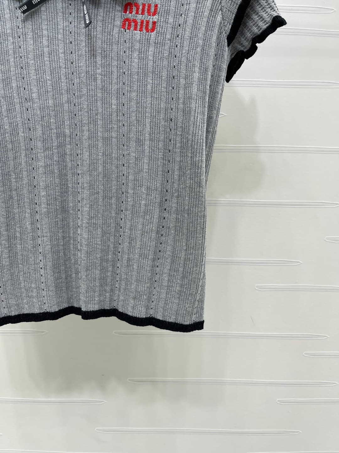 C18651 📣 New high-end collection MiuMi*2026 spring/summer latest series! V-Neck open-cropped knit short sleeves! Custom silk-fleece knit material – soft, delicate, and highly elastic. Short vest with rolled-up collar, double layered cuffs design. Embroide — image 6