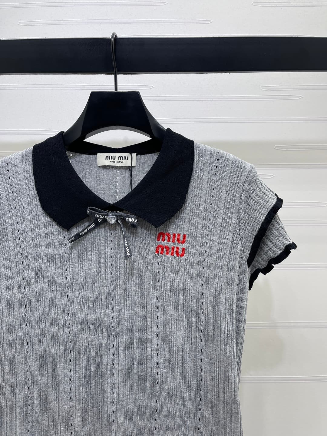 C18651 📣 New high-end collection MiuMi*2026 spring/summer latest series! V-Neck open-cropped knit short sleeves! Custom silk-fleece knit material – soft, delicate, and highly elastic. Short vest with rolled-up collar, double layered cuffs design. Embroide — image 2